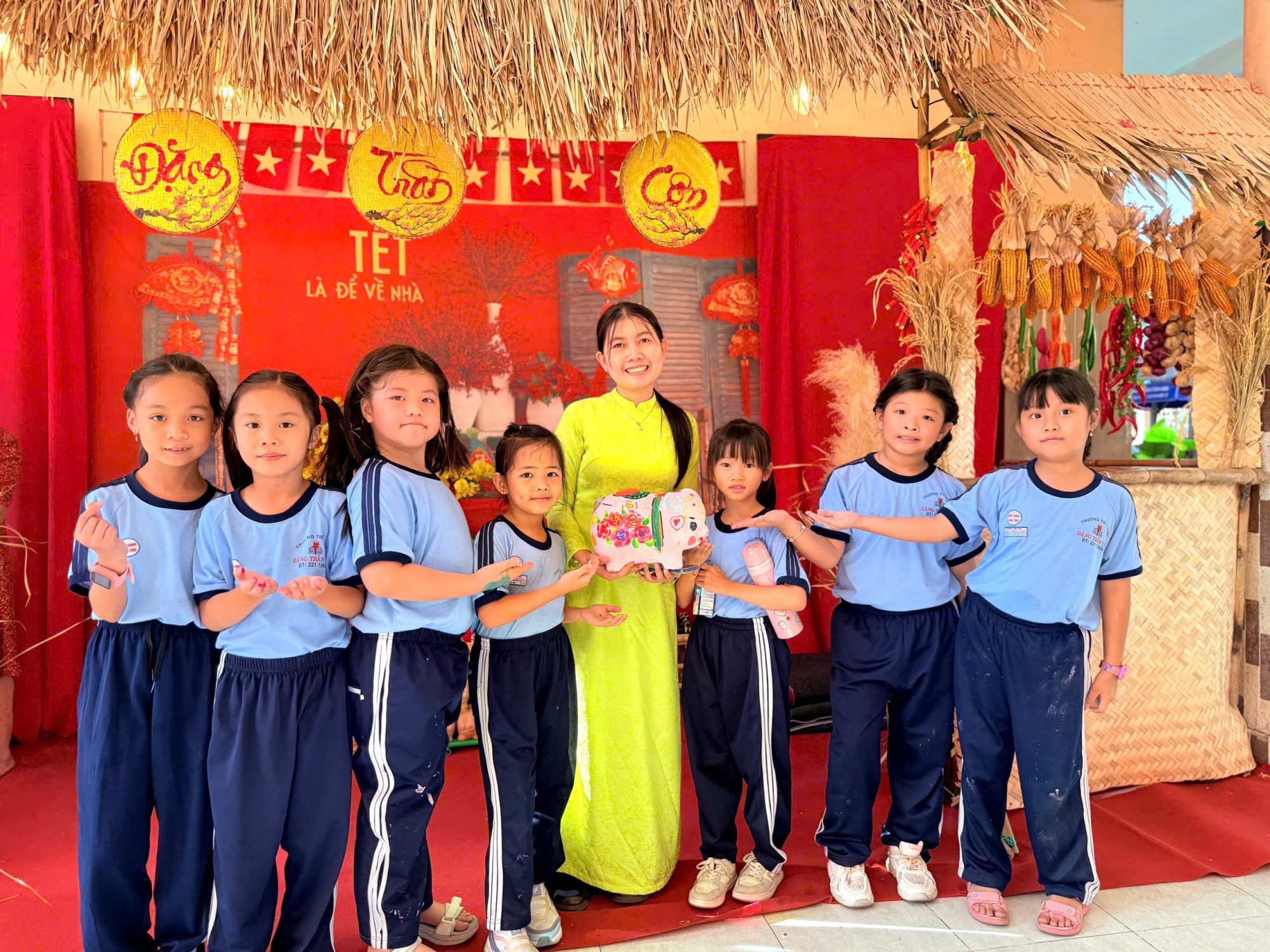 Cô Hoàng Nhi cùng học trò tham gia hội thi vẽ heo đất tại trường - Ảnh: Nhân vật cung cấp