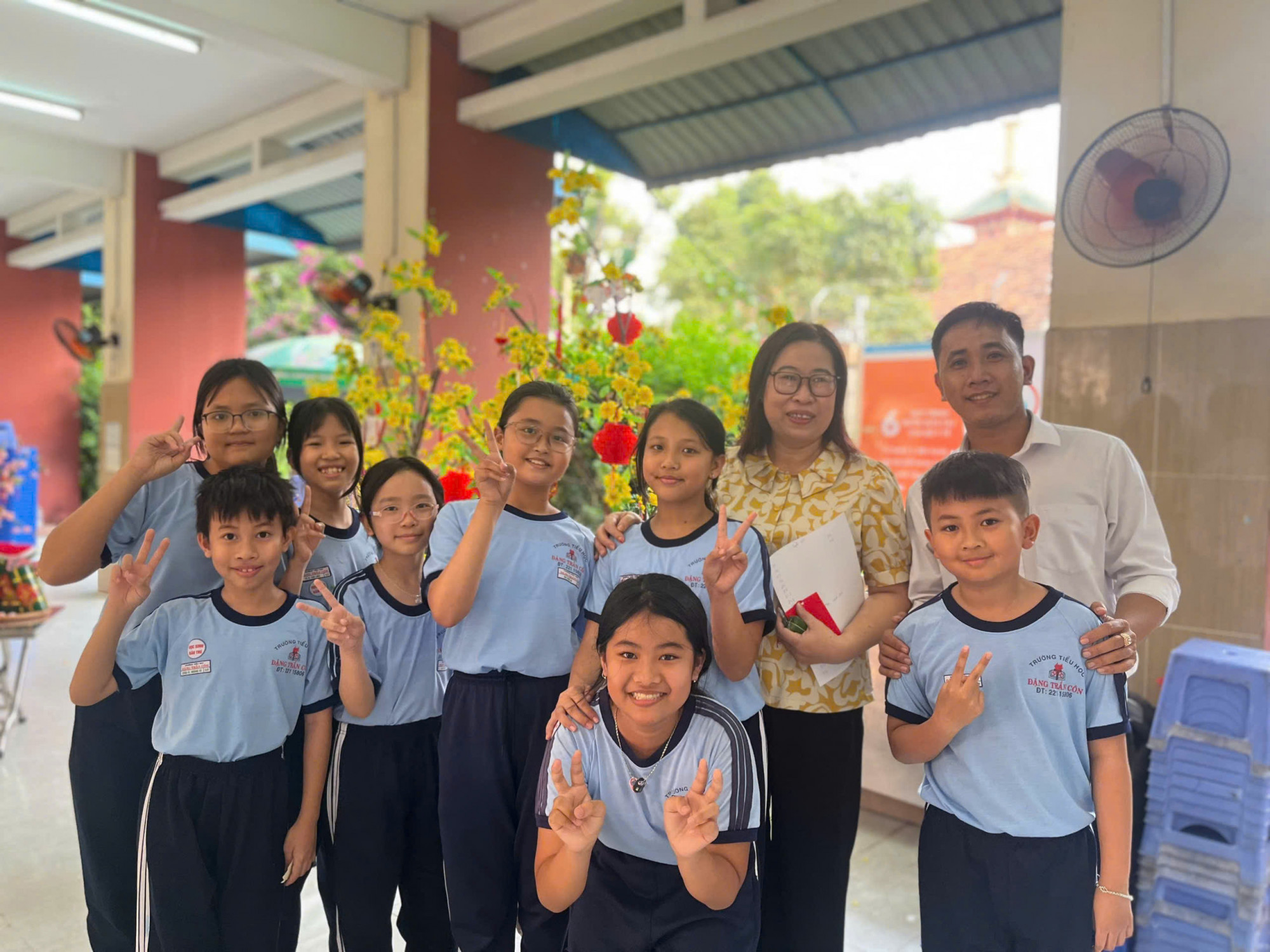 Thầy Trường Giang cùng học sinh trang trí cây mai ngày tết