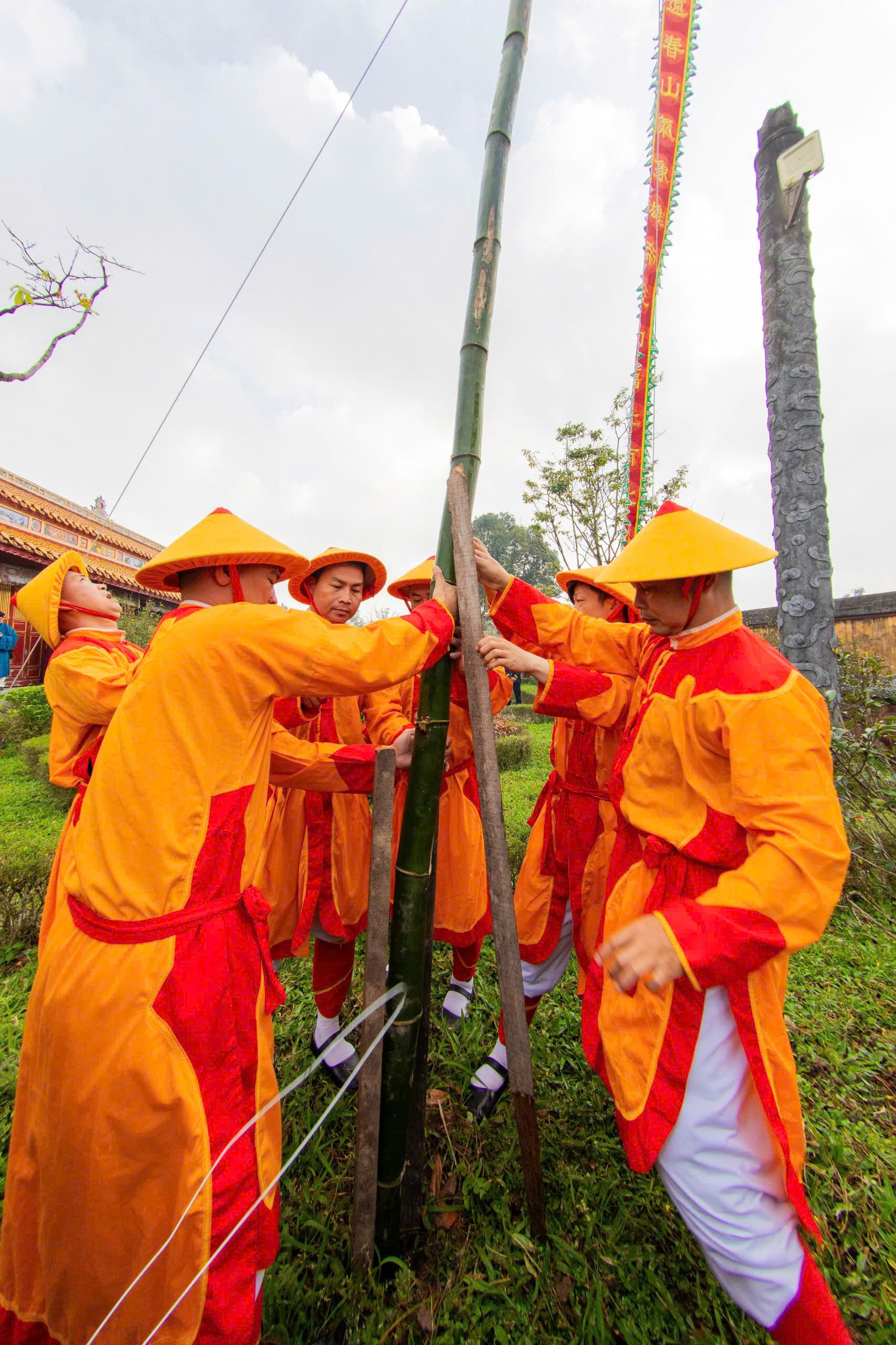 Theo quan niệm truyền thống, cây nêu được dựng lên để báo hiệu Tết sắp về, đồng thời xua đuổi tà ma, những điều xấu xa của năm cũ, tạo không gian thanh sạch cho năm mới an lành. 