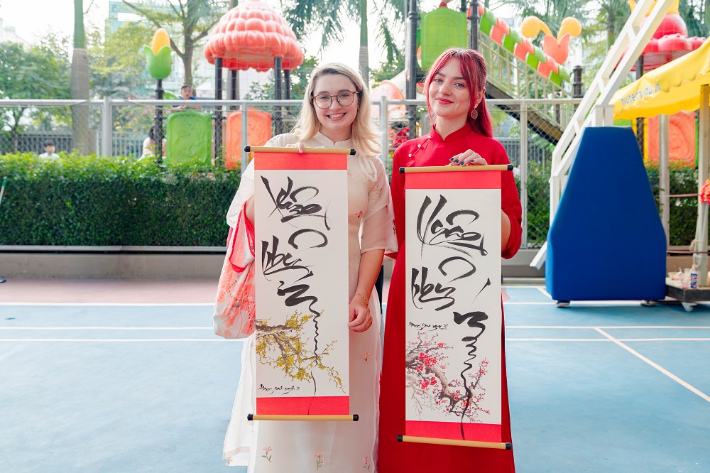 …viết thư pháp, được thầy cô, học sinh hưởng ứng tích cực - Ảnh: Royal School