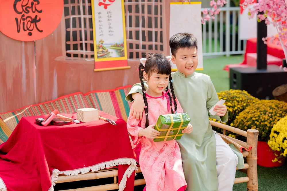 Tết trọn vị xưa tạo nên không khí truyền thống đậm nét ở Royal School - Ảnh: Royal School