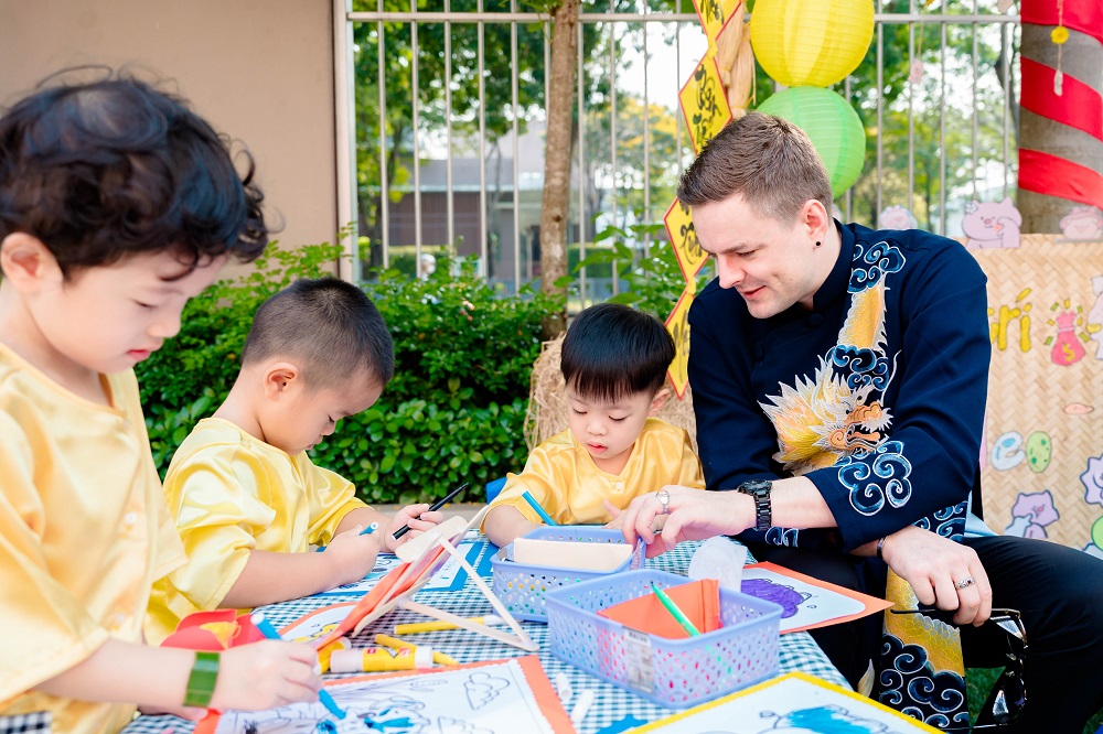 Thầy cô nước ngoài hào hứng diện áo dài, đồng hành cùng học sinh trong các hoạt động - Ảnh: Royal School