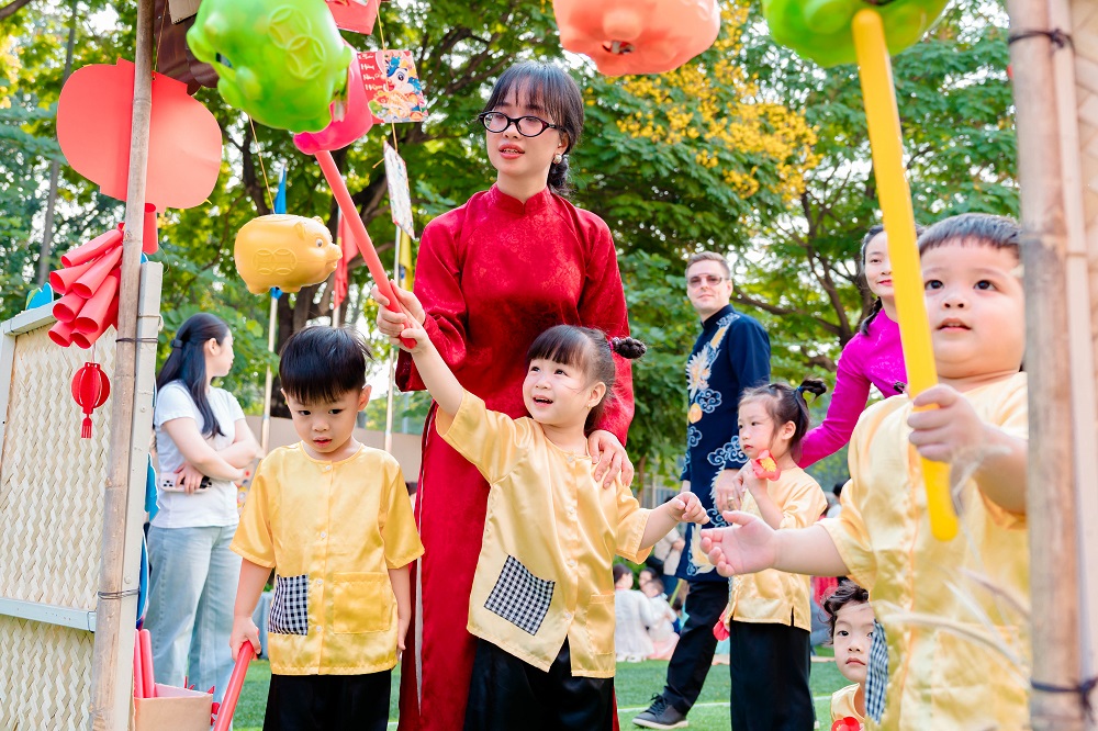 Các trò chơi truyền thống như đập heo đất… - Ảnh: Royal School