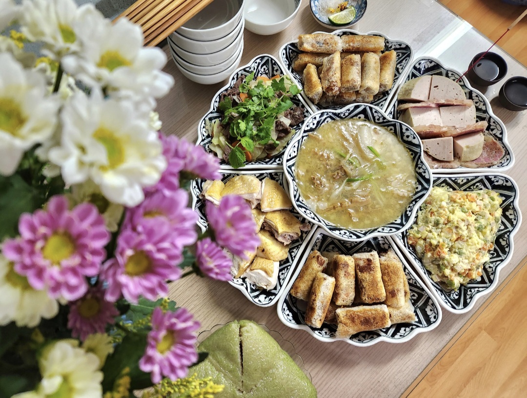 Mâm cúng với những món ăn truyền thống - Ảnh: T.A