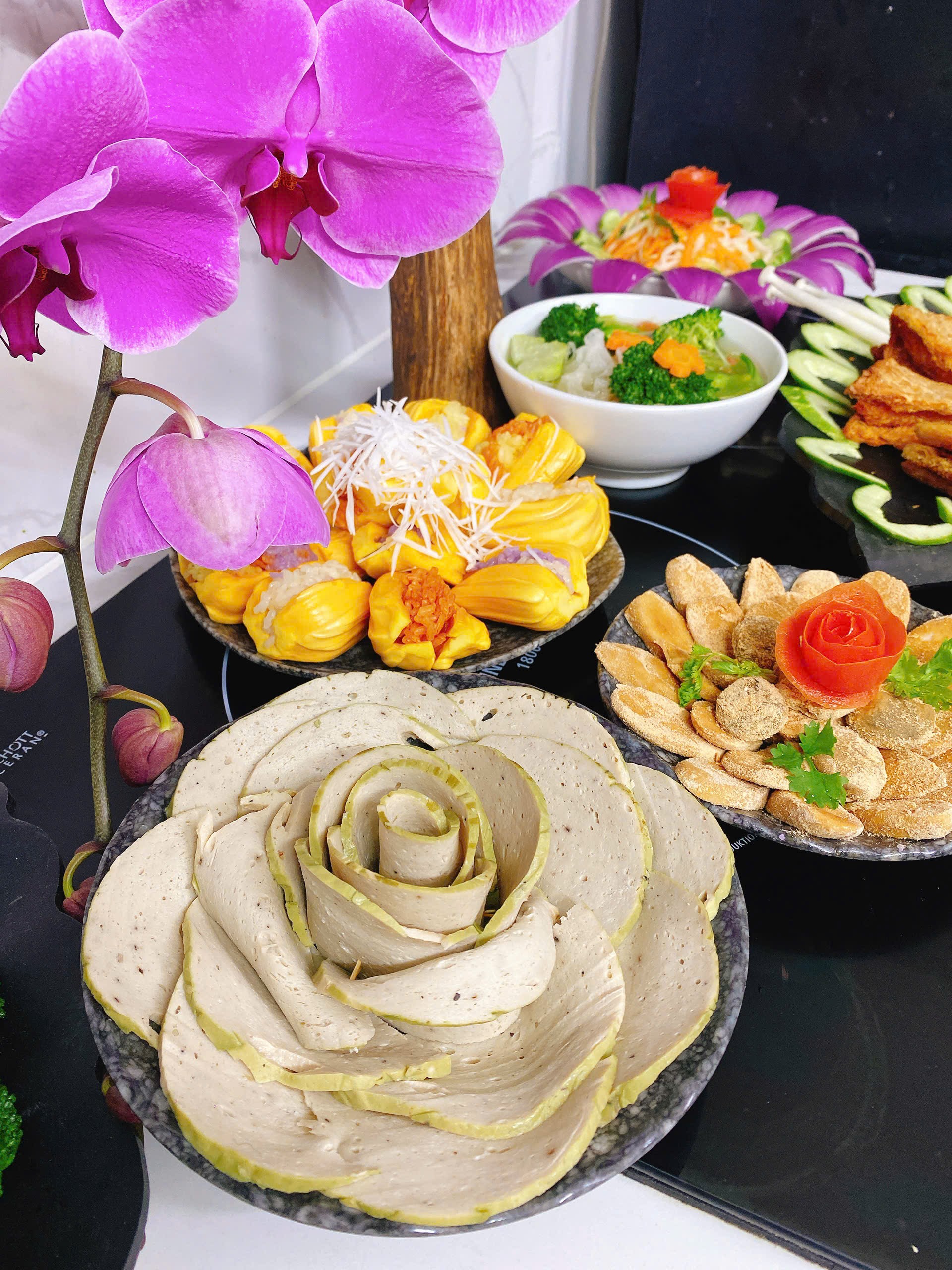 Mâm cỗ chay kì công - Ảnh: T.A