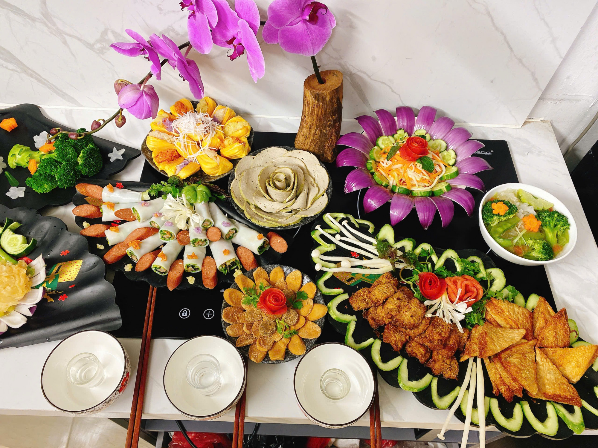 Mâm cỗ được chị Trang tự tay chuẩn bị - Ảnh: T.A