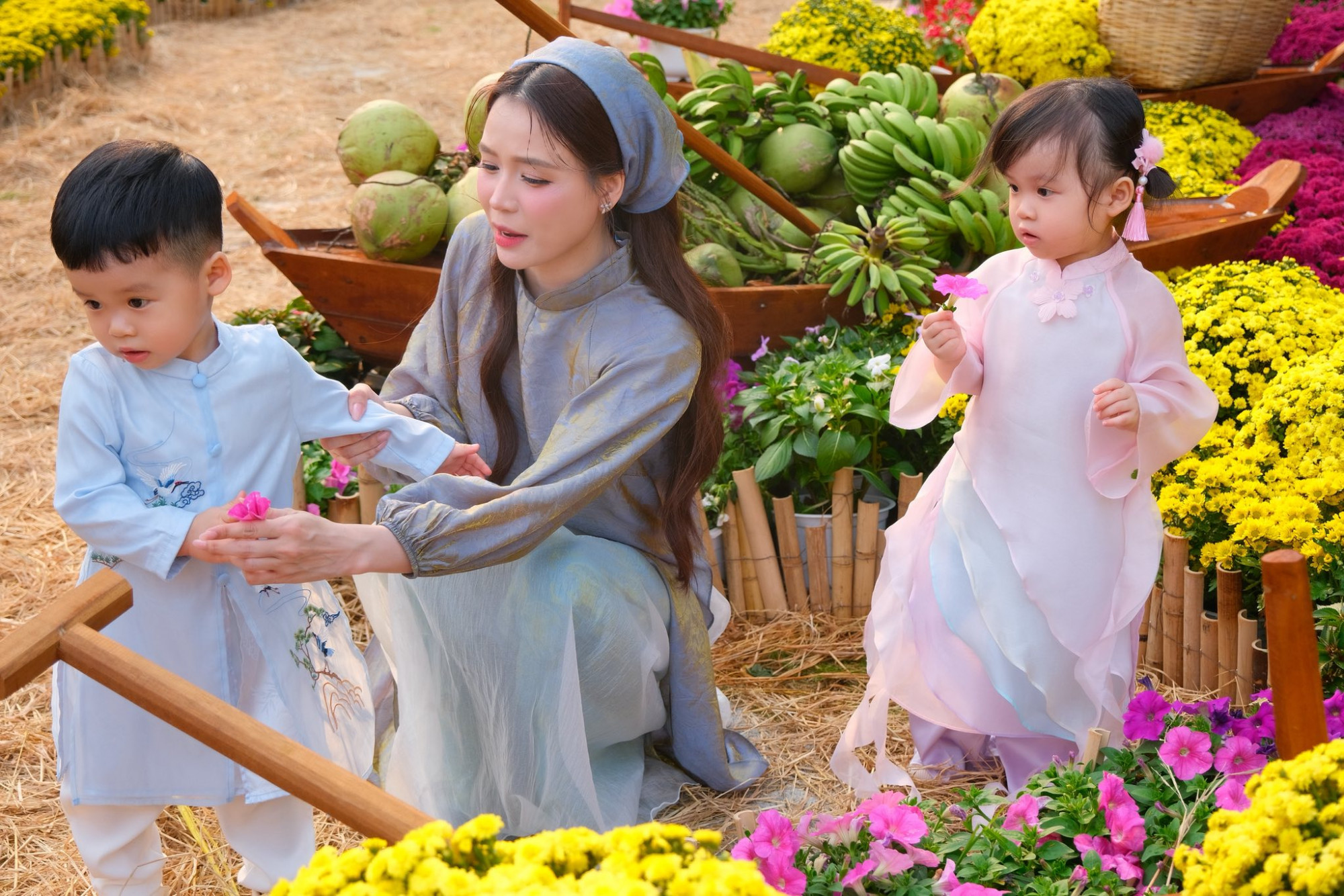 Bộ ảnh Sam và 2 nhóc tì dạo 