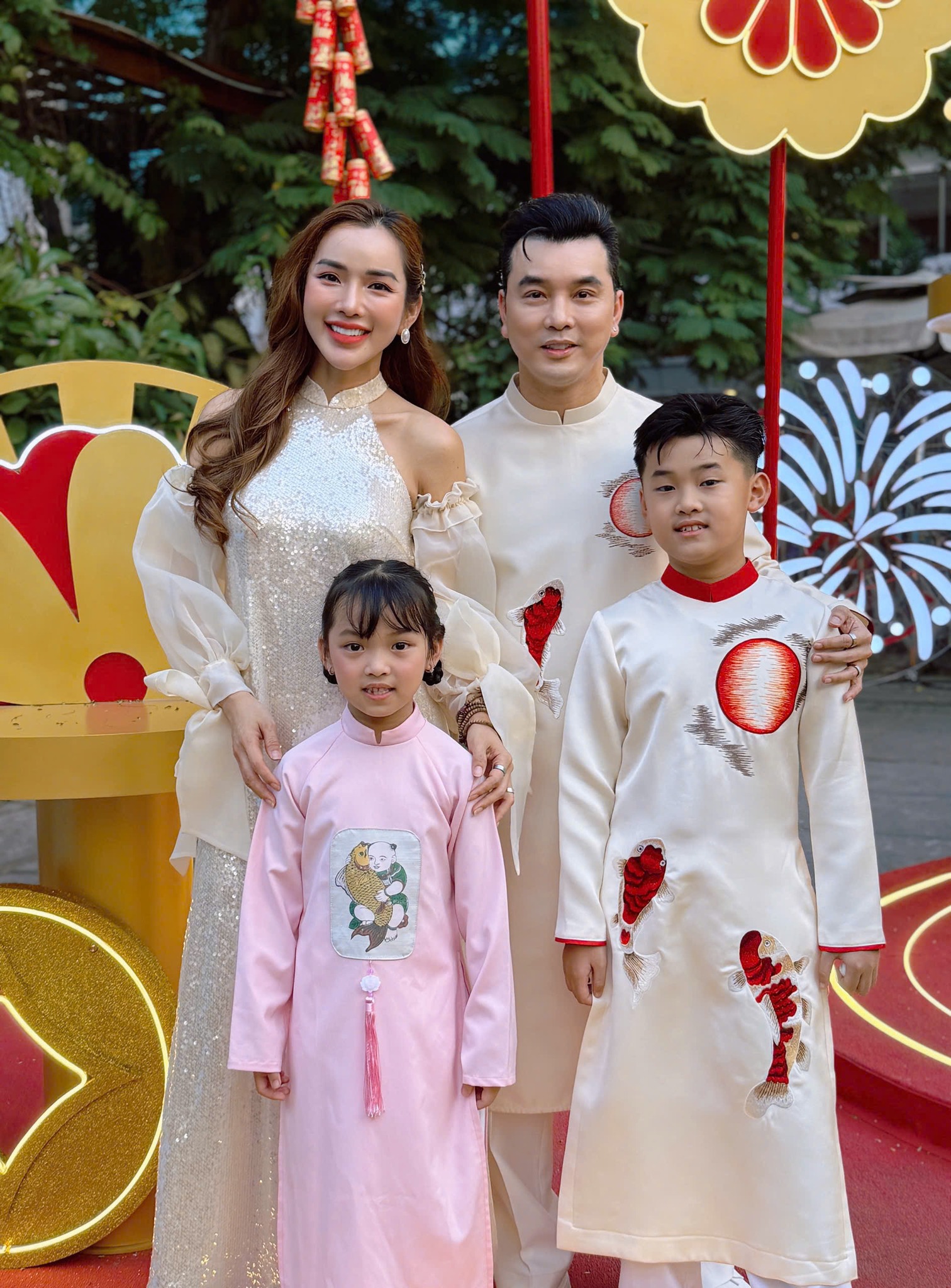 Ca sĩ Ưng Hoàng Phúc cùng vợ và các con du xuân sớm. Nam ca sĩ cho biết năm nay, anh đưa gia đình chơi Tết sớm thông qua những chương trình nghệ thuật mà anh tham gia. Với nam ca sĩ, được ở bên nhau 