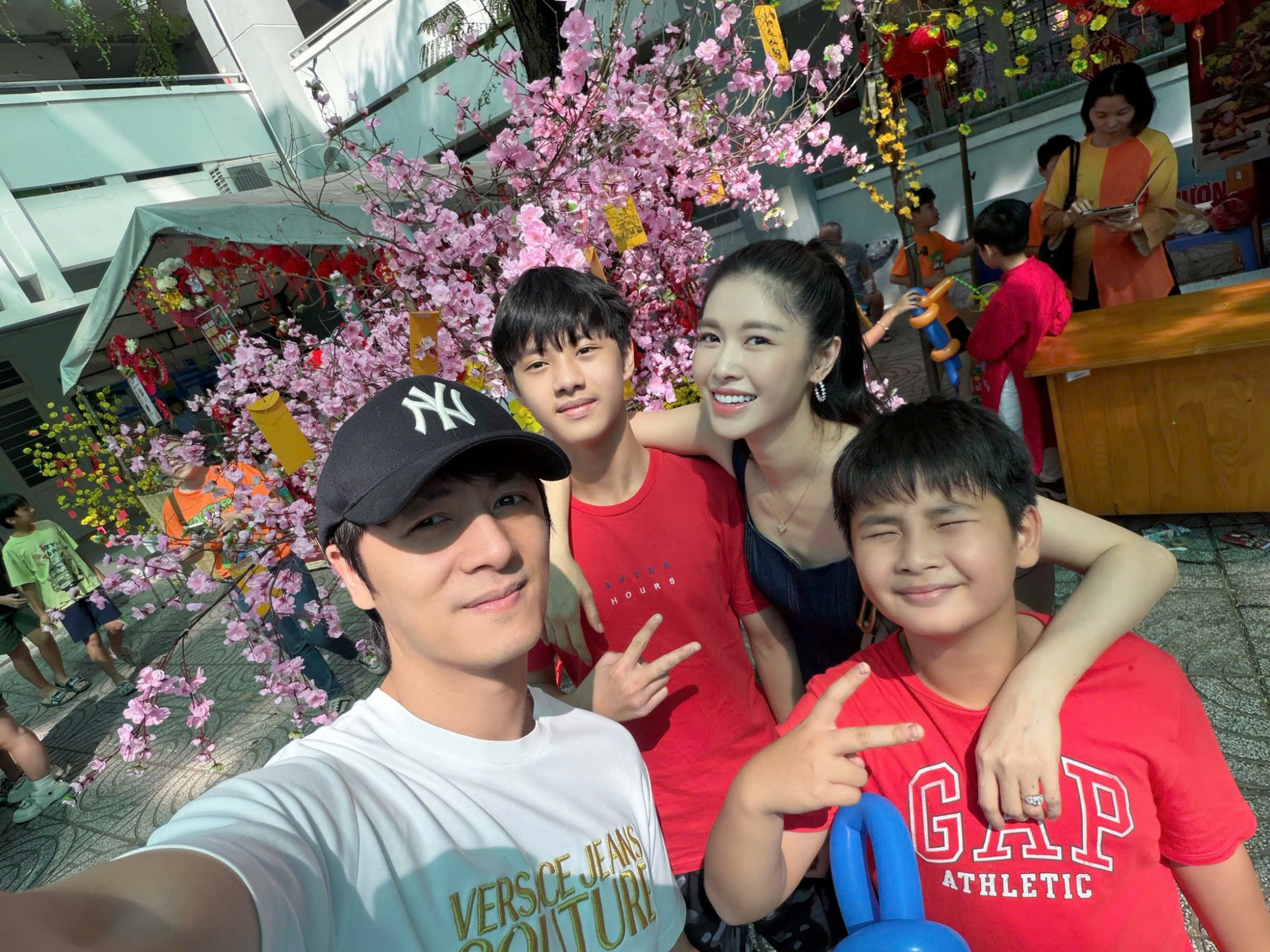 Ca sĩ Đăng Khôi cùng vợ khoe ảnh chơi Tết sớm ở trường của con trai. Anh cho biết dù bận công việc, hai vợ chồng luôn dành thời gian để tham gia các hoạt động tại trường cùng các con.