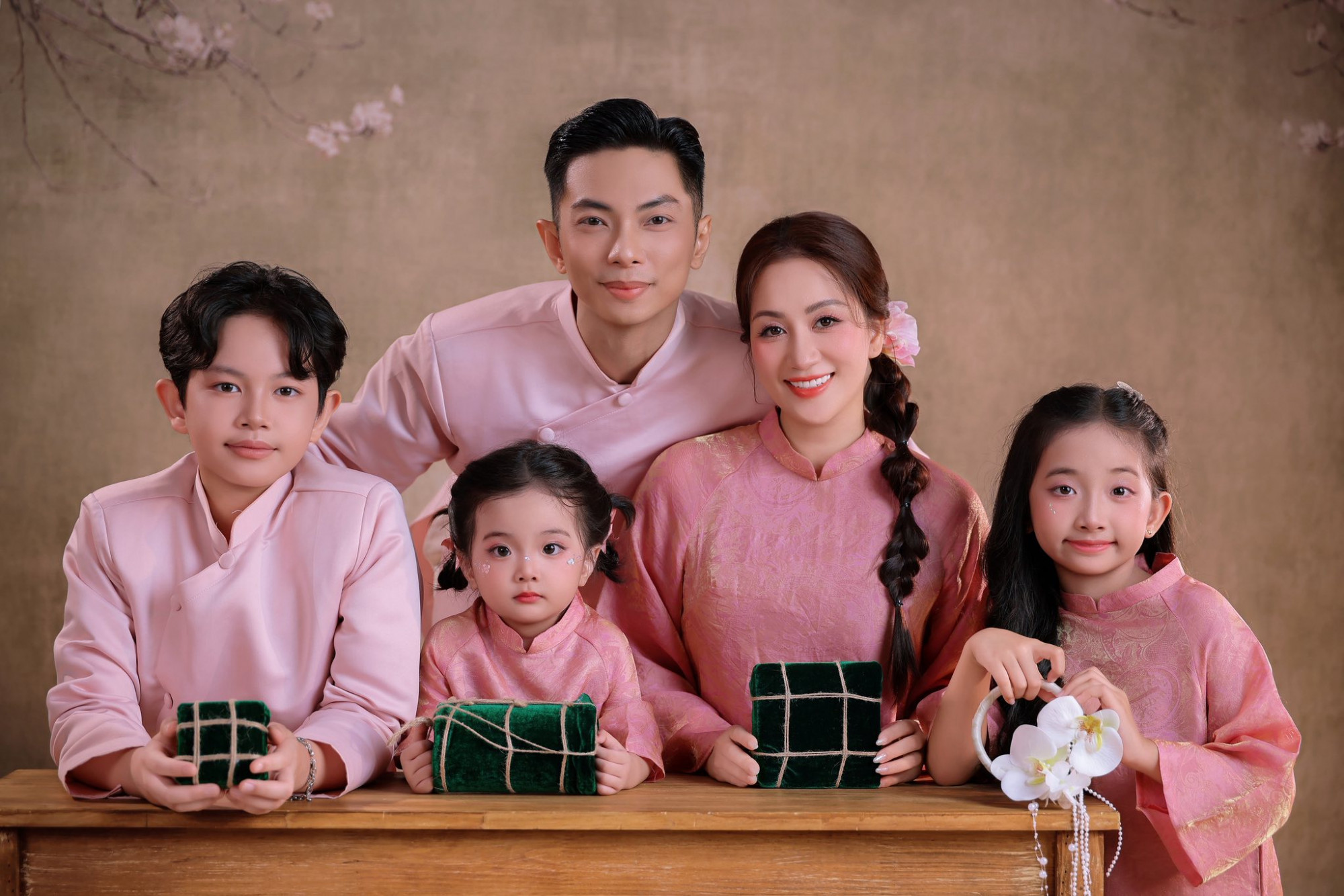 Như truyền thống nhiều năm, gia đình Khánh Thy - Phan Hiển đều chụp ảnh kỷ niệm dịp Tết và nhiều dịp lễ khác trong năm