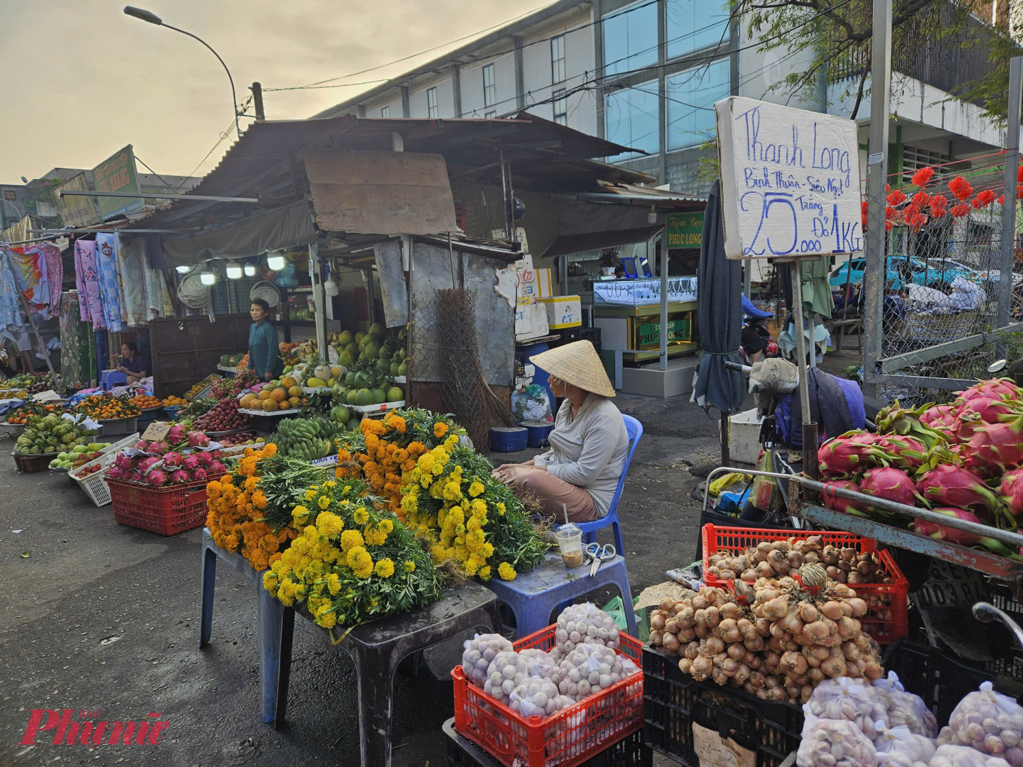 Nhóm trái cây phục vụ mâm cúng cũng ghi nhận mức điều chỉnh nhẹ. Xoài cát Hòa Lộc có giá 75.000 - 85.000 đồng/kg; quýt đường 65.000 đồng/kg; bưởi da xanh 45.000 - 55.000 đồng/kg; thanh long 25.000-40.000 đồng/kg. Dù giá tăng nhẹ, lượng tiêu thụ không đột biến. Nhiều gia đình cho biết chỉ mua số lượng vừa phải, ưu tiên sự gọn nhẹ, tiết kiệm.