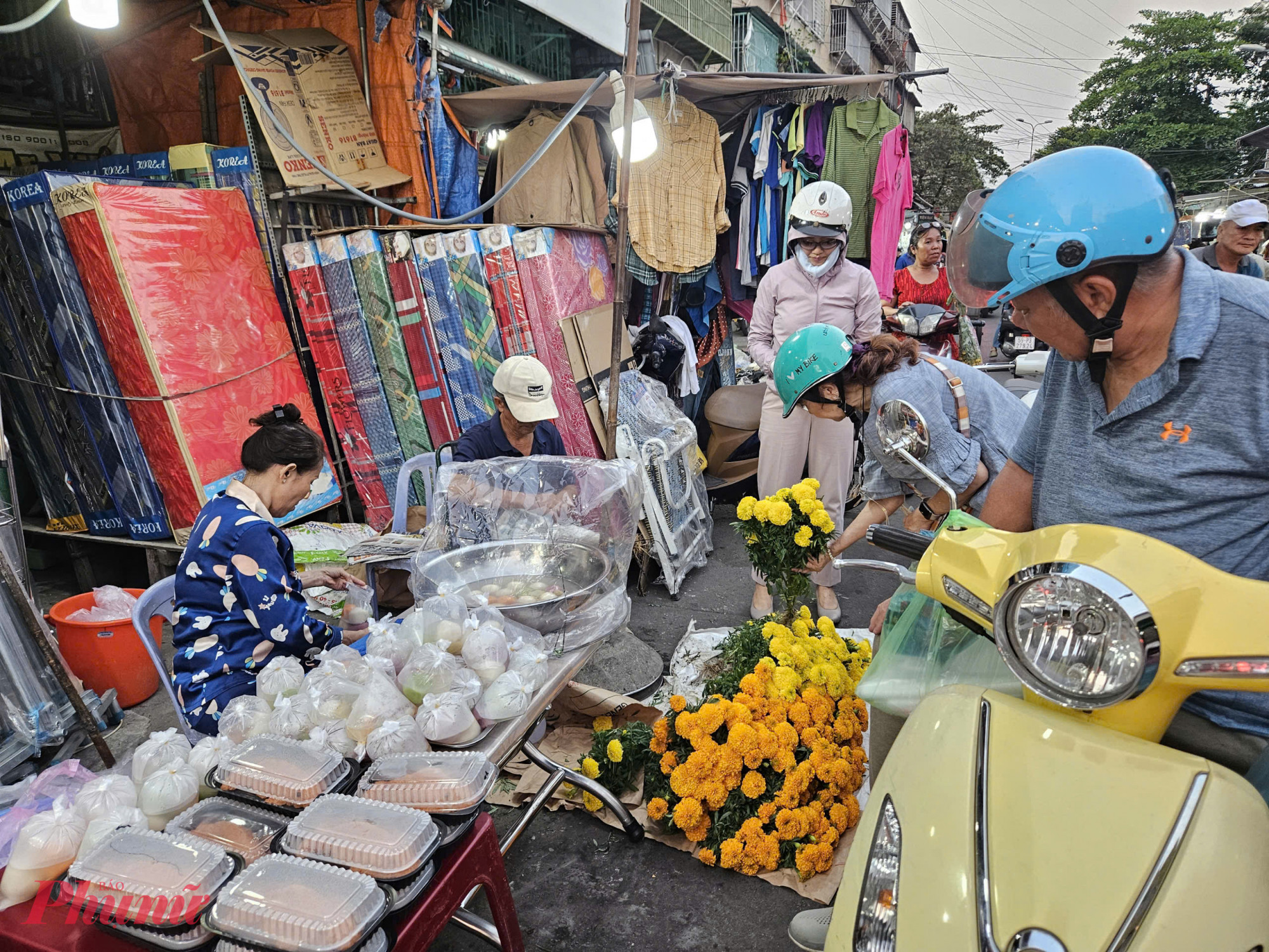 Tại chợ Thanh Đa, các mặt hàng đặc trưng phục vụ lễ cúng như cá chép, chè trôi nước, kẹo thèo lèo, hoa cúc vạn thọ… được bày bán đầy đủ, đa dạng chủng loại. Trong đó, cá chép sống, chè trôi nước và hoa tươi là những mặt hàng được nhiều người lựa chọn. 