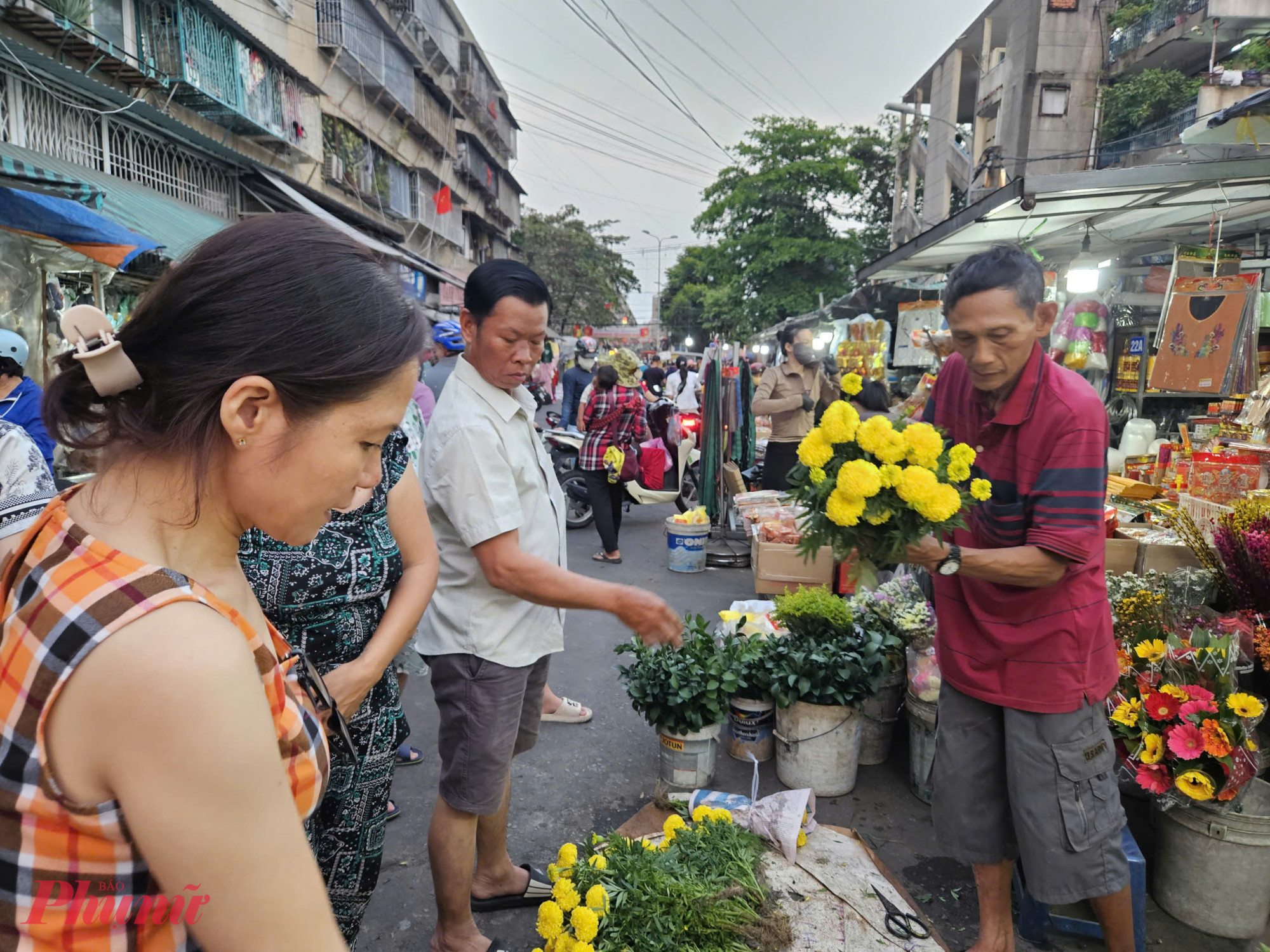 Giá chè trôi nước ở mức 20.000 đồng/3 viên; hoa cúc vạn thọ 15.000 đồng/bó (3 cây); cúc đại 45.000 đồng/bó; kẹo thèo lèo 20.000 đồng/gói. So với năm ngoái, mức tăng không đáng kể, chủ yếu dao động khoảng 5% hoặc giữ nguyên giá.