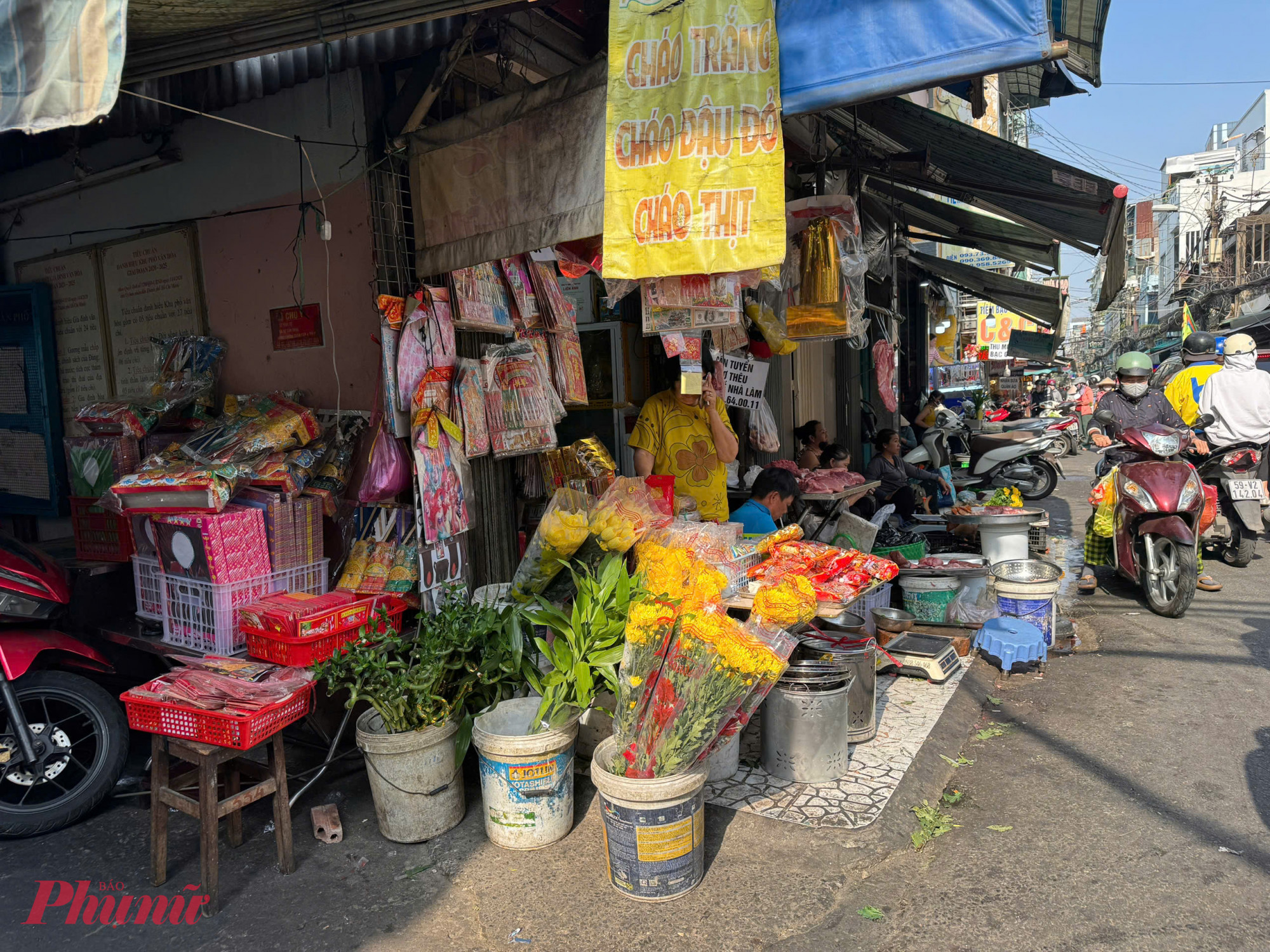 Tại chợ Xóm Chiếu (phường Xóm Chiếu), lượng điểm bán hoa tươi và cá chép năm nay không nhiều như các năm trước. Giá các mặt hàng cũng có sự chênh lệch rõ rệt giữa các quầy. Cụ thể, hoa vạn thọ được bán với nhiều mức khác nhau, có nơi lên đến 20.000 đồng/cây, trong khi tại một số điểm bán khác chỉ ở mức 15.000 đồng/cây. Người mua cho biết nếu không hỏi kỹ giá trước khi chọn hàng rất dễ mua phải mức cao.