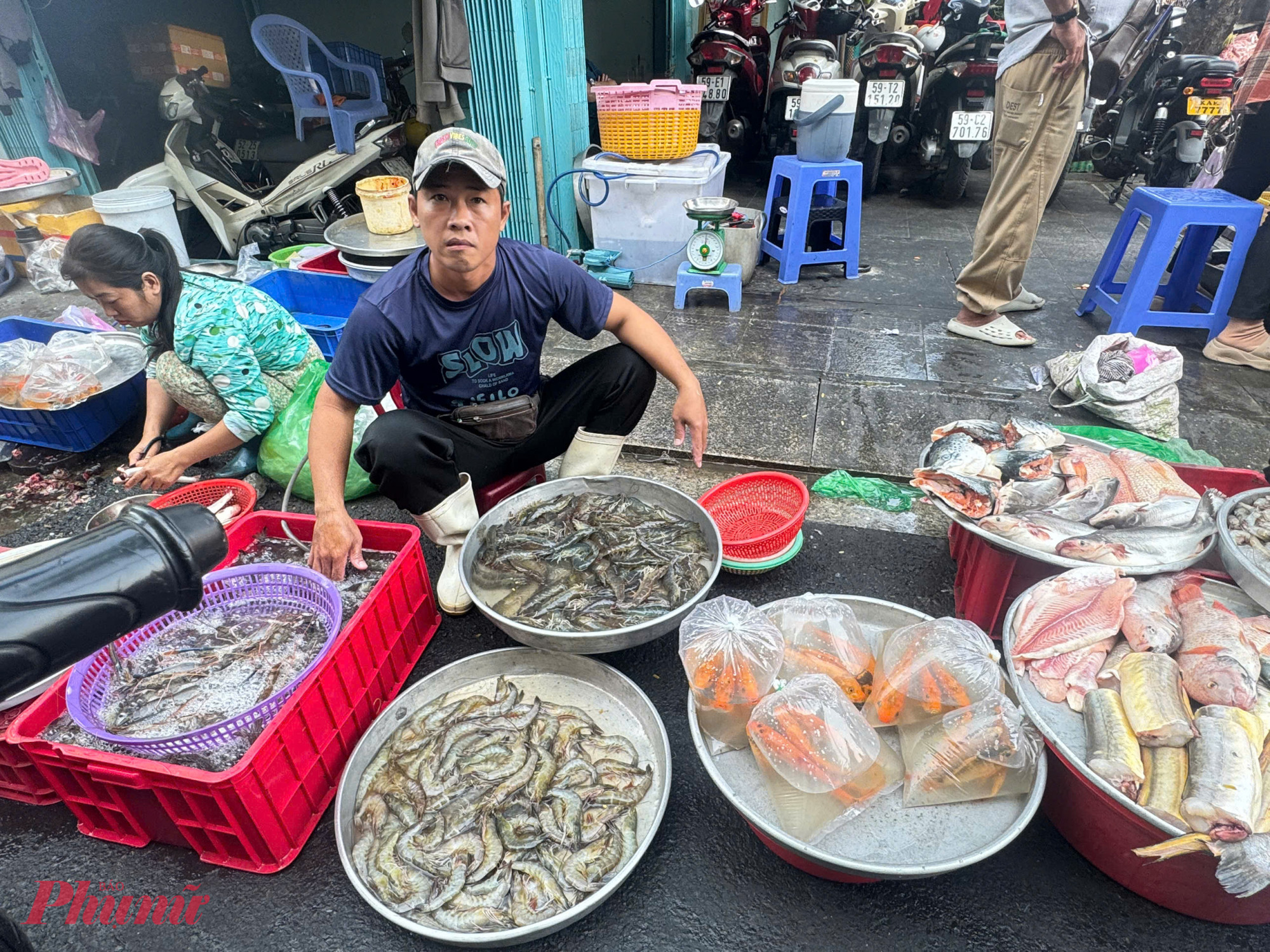 Do sức tiêu thụ chậm nên tiểu thương nhập hàng khiêm tốn. Dự đoán sức mua năm nay ít nên chỉ dám nhập số lượng ít. Sáng giờ chỉ bán được vài bịch cá chép với giá 60.000/bịch 3 con” - chủ 1 điểm bán tại chợ Xóm Chiếu nói.