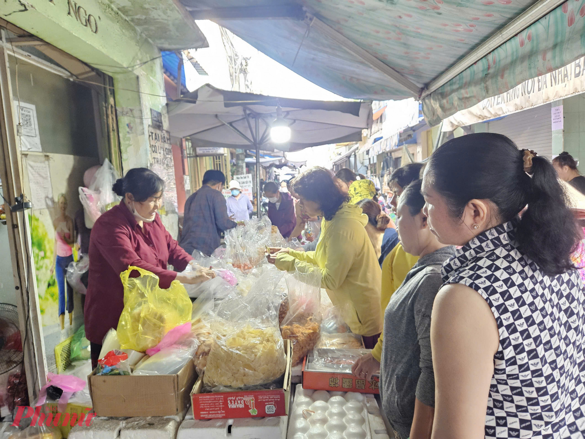 Tại chợ Vườn chuối (phường Bàn Cờ), lượng khách mua sắm đông đúc, tập trung nhiều vào các mặt hàng bánh mứt.