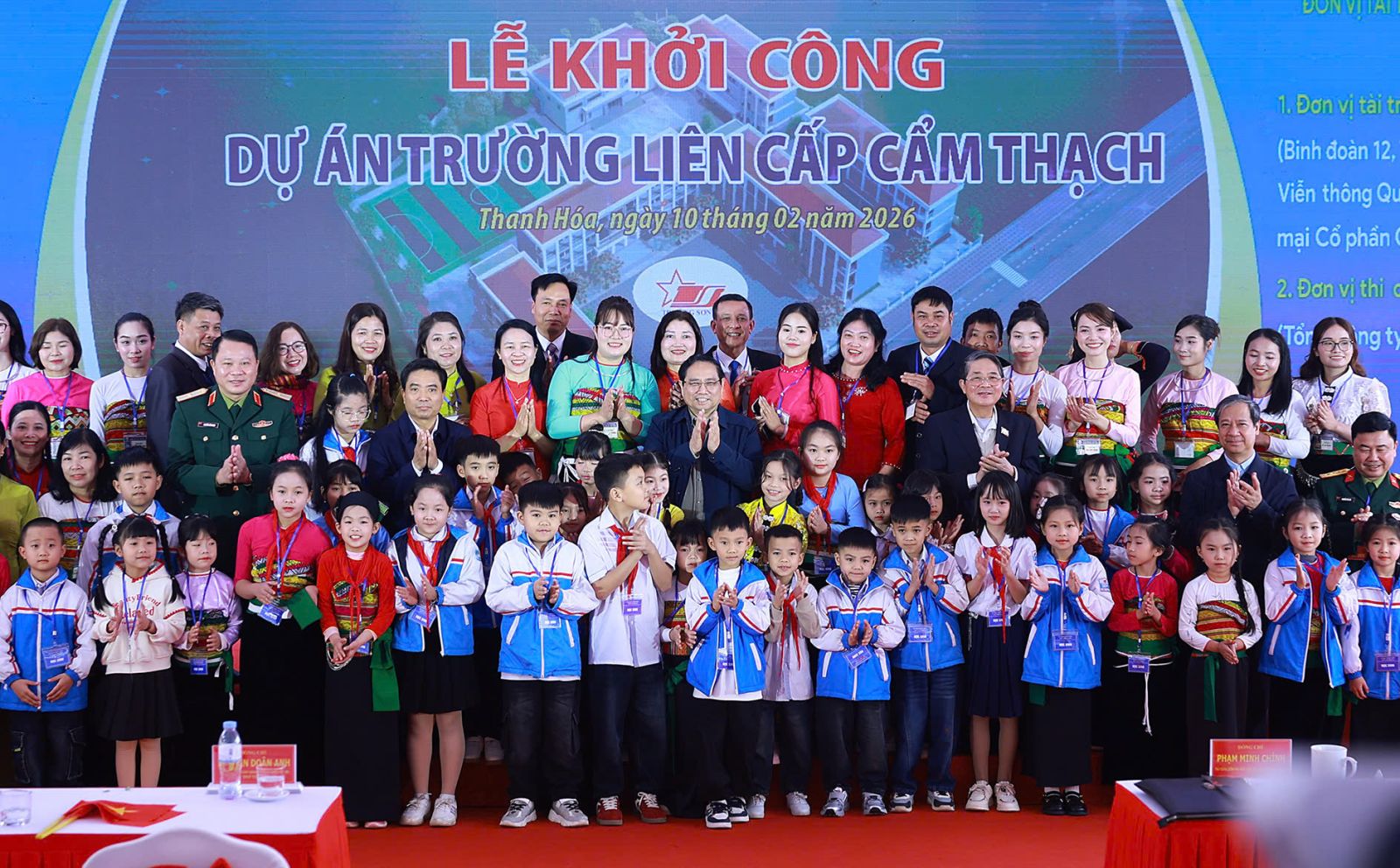 Thủ tướng Phạm Minh Chính cùng đoàn công tác chụp ảnh lưu niệm với học sinh và thầy, cô giáo. Ảnh: Bộ GD-ĐT