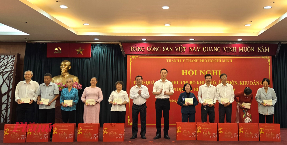 Các bí thư chi bộ nhận quà tết của Thành ủy TPHCM.
