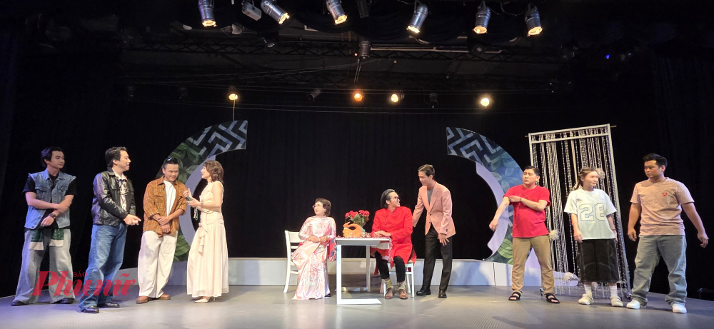 ... bất ngờ có sự xuất hiện của những vị khách không mời.