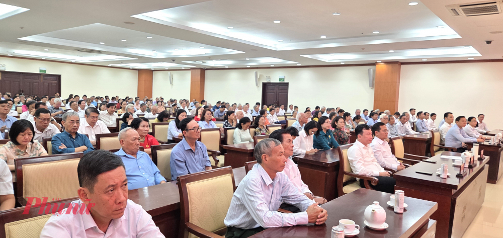 Hội nghị trao quà đến bí thư chi bộ khu phố, ấp, thôn, khu dân cư