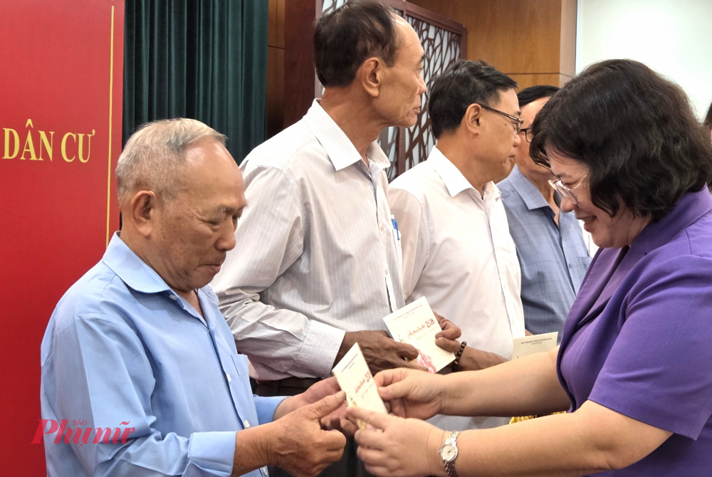 Phó Bí thư Thành ủy TPHCM Văn Thị Bạch Tuyết trao quà tết cho các bí thư chi bộ.