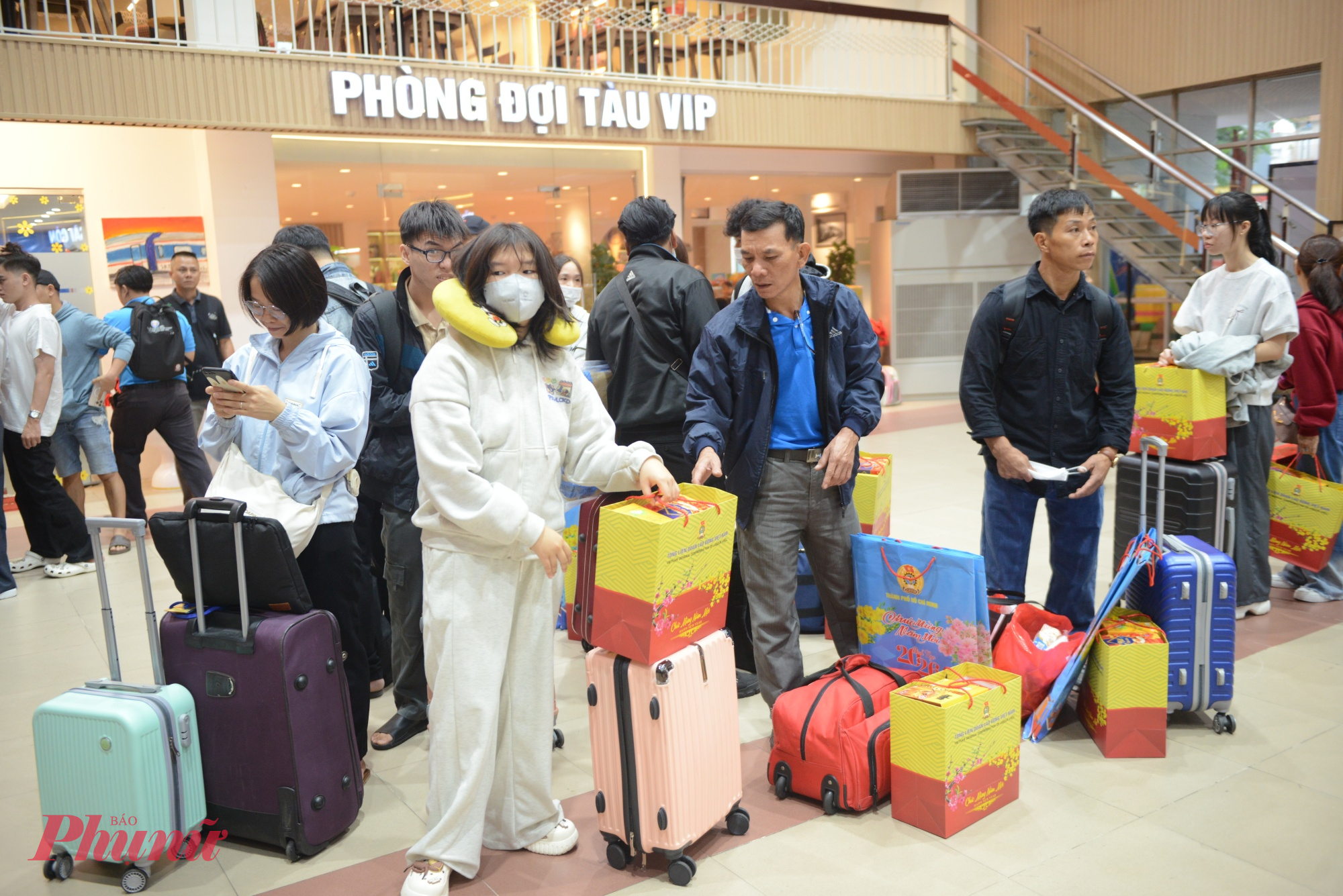 Người lao động phấn khởi khi được công đoàn chăm lo đầy đủ trên tàu về quê đón tết. Lãnh đạo Công đoàn TPHCM khẳng định, các chương trình ý nghĩa này sẽ tiếp tục được duy trì và mở rộng với tinh thần “không để ai bị bỏ lại phía sau”, góp phần giúp người lao động yên tâm gắn bó, làm việc và đóng góp cho sự phát triển của Thành phố.