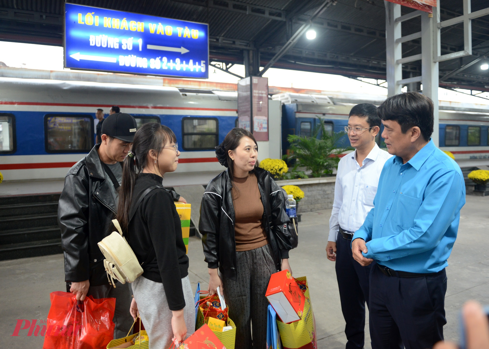 Lãnh đạo Công đoàn và Chi nhánh đường sắt Sài Gòn hỏi thăm sức, động viên người lao động trước khi lên tàu.
