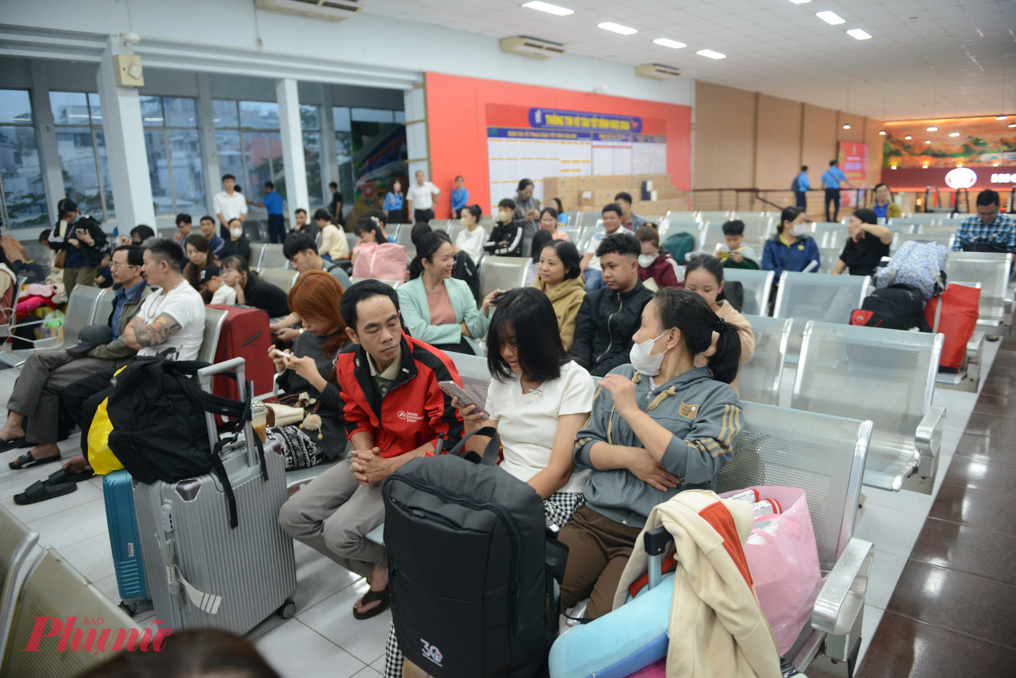 Từ tờ mờ sáng, đông đảo người lao động cùng gia đình có mặt tại ga trong tâm trạng háo hức, vui mừng. 