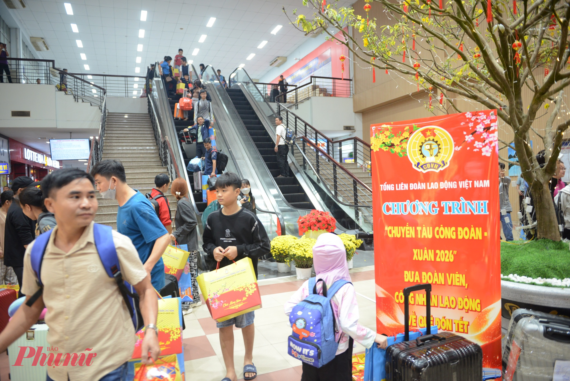 Theo ông Nhân, năm nay, Công đoàn TPHCM đã hỗ trợ 2.993 đoàn viên, người lao động tham gia chương trình; 820 người được hỗ trợ vé máy bay và khoảng 5.000 người được đưa về quê bằng xe do công đoàn tổ chức. 