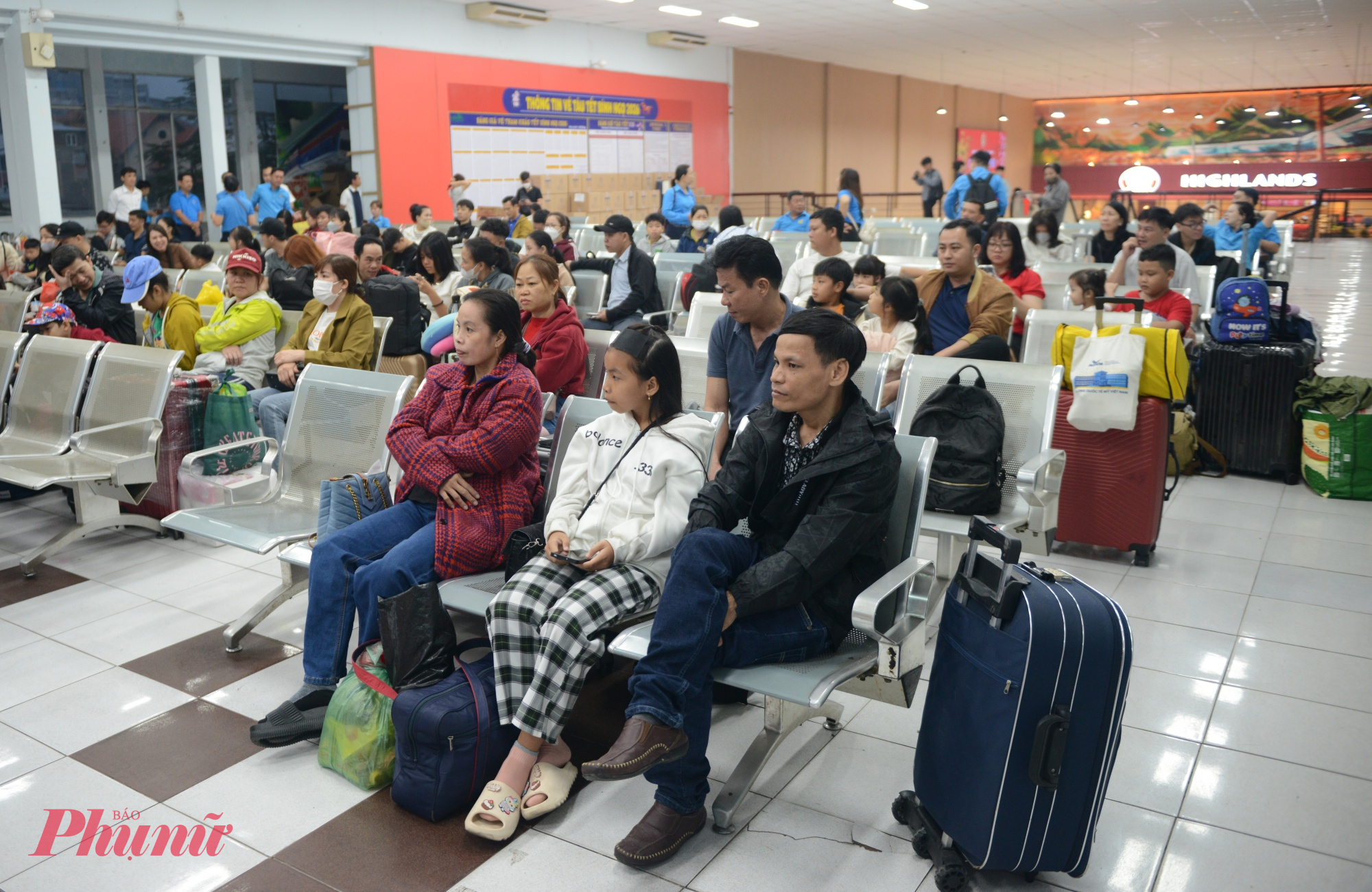 Từ tờ mờ sáng, đông đảo người lao động cùng gia đình có mặt tại ga trong tâm trạng háo hức, vui mừng. 