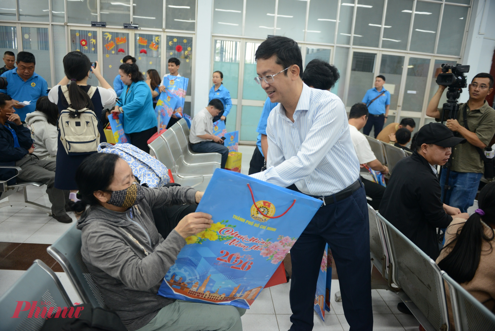 Ông Thái Văn Truyền - Giám đốc Chi nhánh khai thác đường sắt Sài Gòn trao quà tết cho người lao động, đồng thời hỏi thăm và gửi lời chúc mừng năm mới đến gia đình người lao động. 