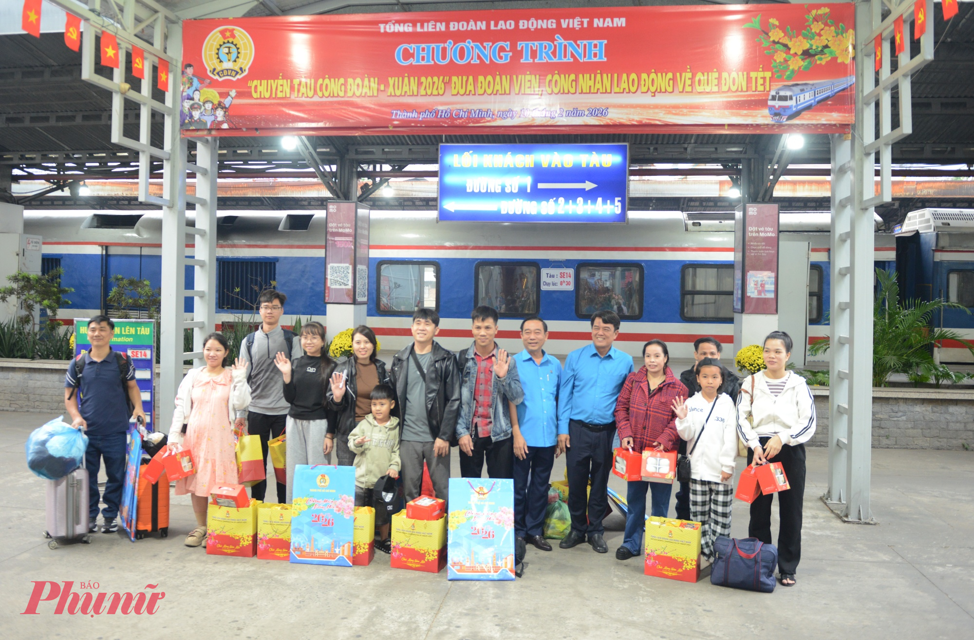 Dịp Tết Nguyên đán Bính Ngọ 2026, Công đoàn TPHCM dự kiến chăm lo cho khoảng 350.000 đoàn viên, người lao động bằng nhiều hình thức như hỗ trợ vé tàu, vé xe, vé máy bay, tặng quà Tết, chăm lo cho con công nhân có hoàn cảnh khó khăn. 