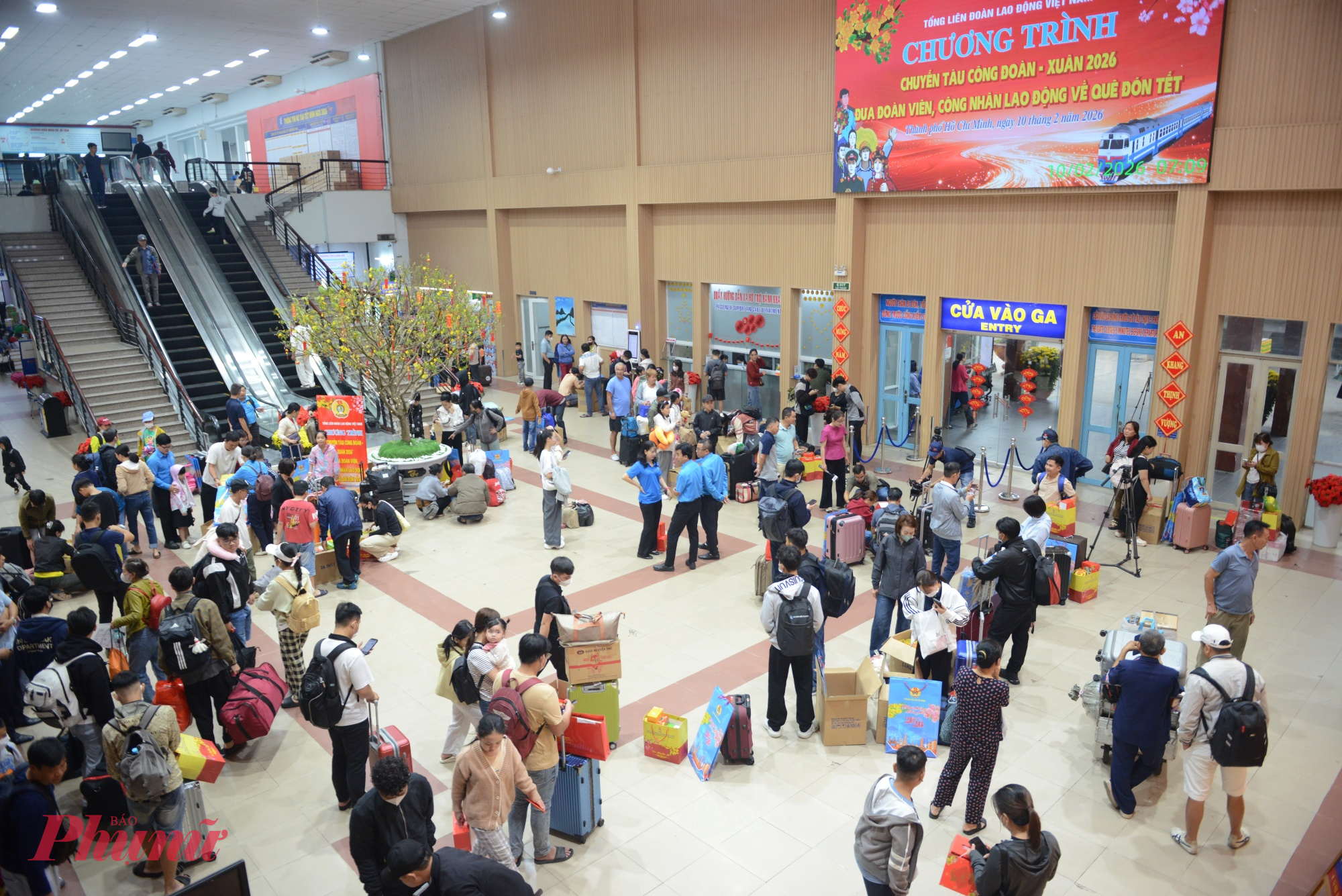 Sân ga nhộn nhịp người lao động chuẩn bị lên tàu về quên đón tết, ai cũng vui mừng phấn khởi. 