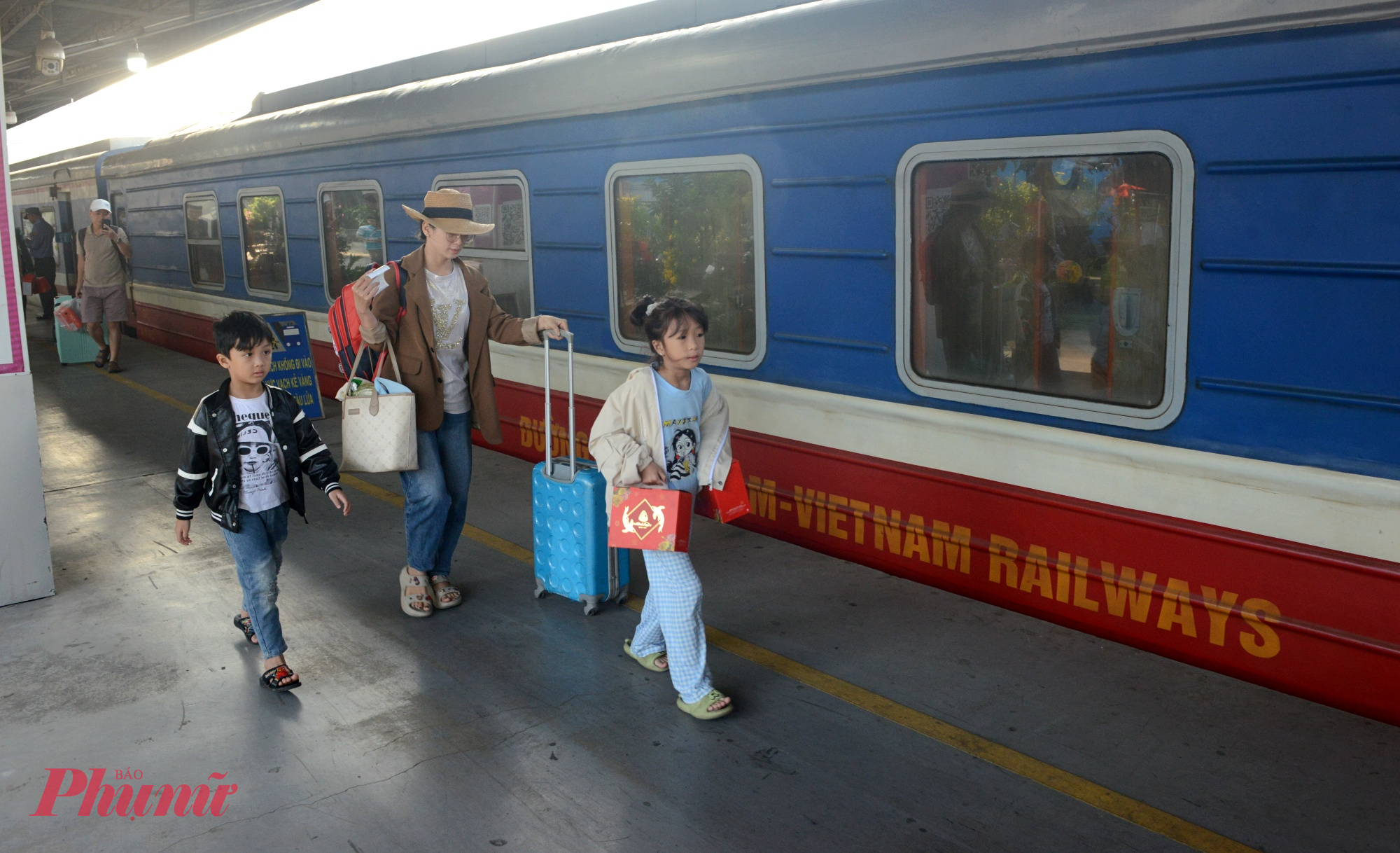 . Đáng chú ý, công đoàn đẩy mạnh chuyển đổi số, thực hiện chi hỗ trợ qua tài khoản ngân hàng nhằm bảo đảm minh bạch, nhanh chóng và tiết kiệm chi phí để mở rộng diện chăm lo.