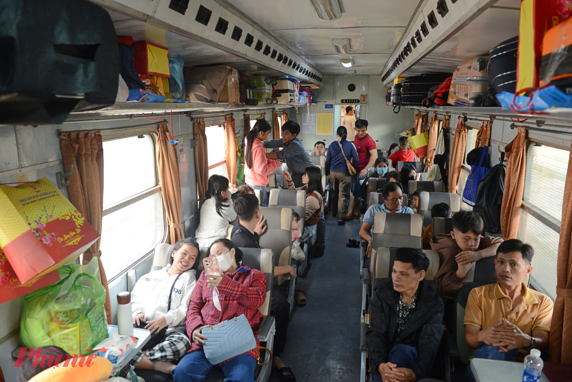 Người lao động phấn khởi khi được chăm lo đầy đủ trên tàu về quê đón tết.