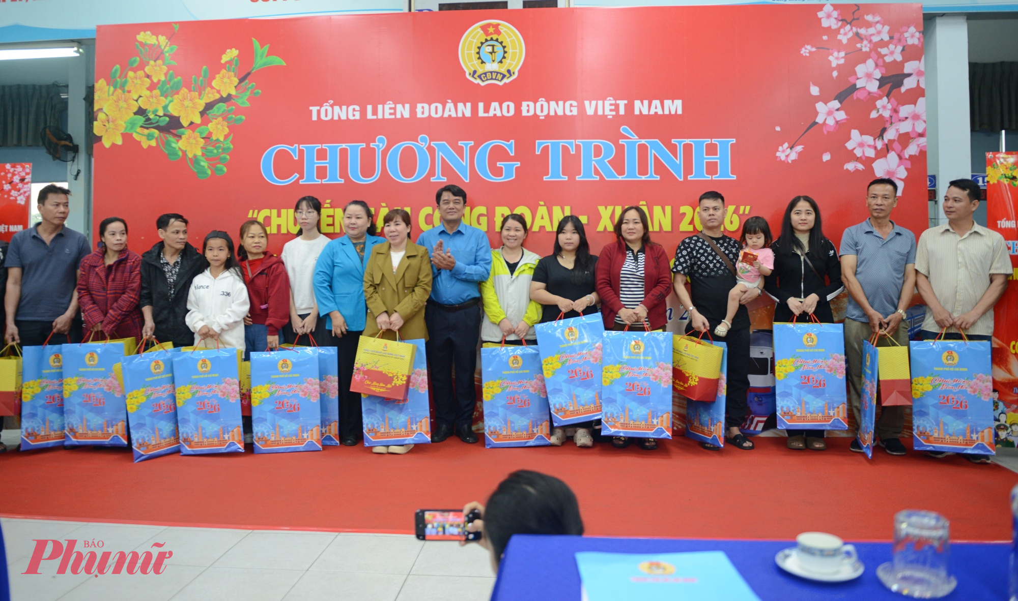 Ông Bùi Thanh Nhân - Chủ tịch Liên đoàn Lao động TPHCM trao quà cho những người lao động trước khi lên tàu.