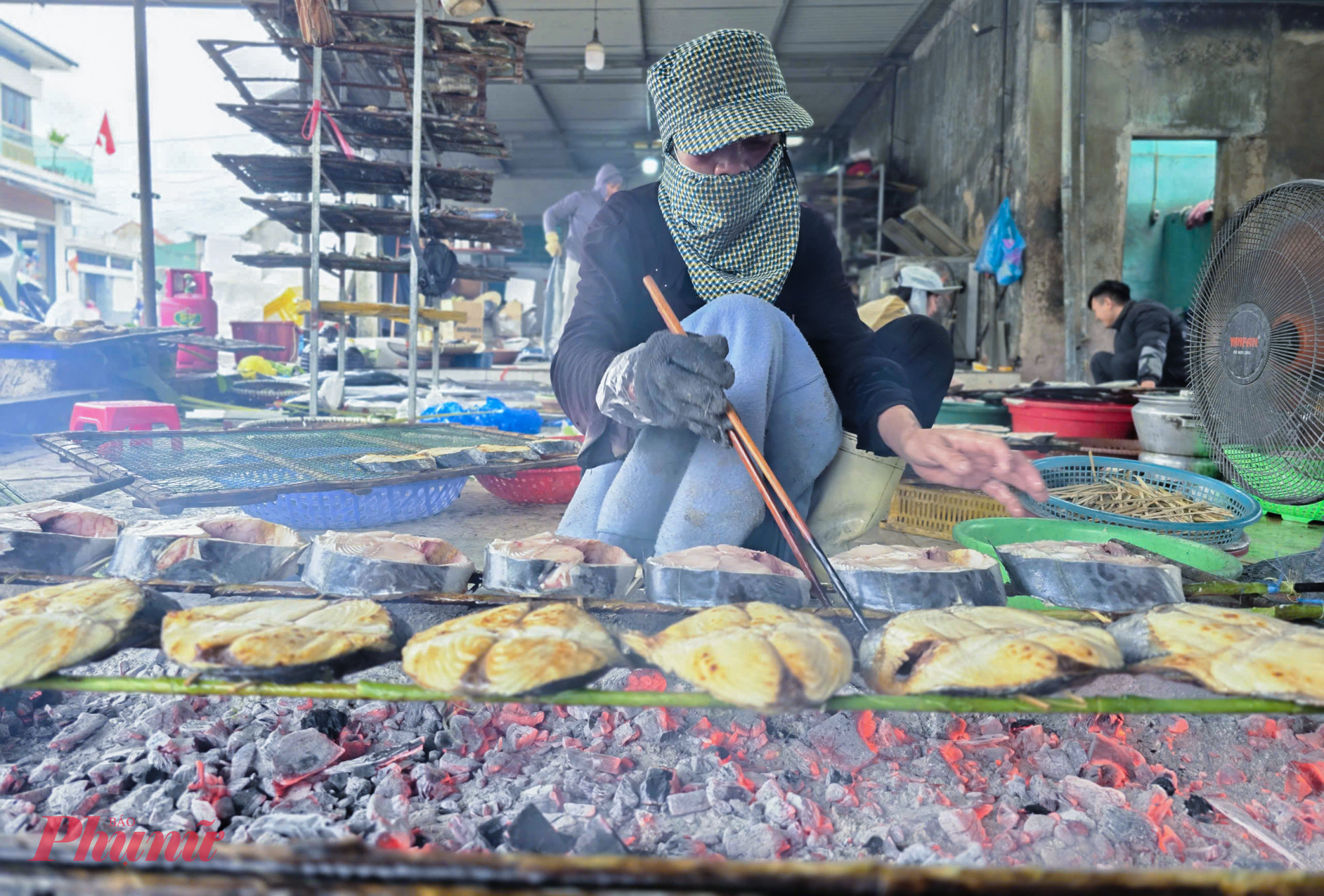 Theo chị Luyến, quy trình nướng cá không quá cầu kỳ nhưng đòi hỏi sự khéo léo và kinh nghiệm. Làm việc thường xuyên bên bếp than rực lửa, những người phụ nữ phải trang bị đồ bảo hộ, che kín mặt để bảo đảm an toàn và giảm bớt sức nóng. Trung bình mỗi ngày thợ nướng cá được trả công 300.000 - 350.000 đồng.