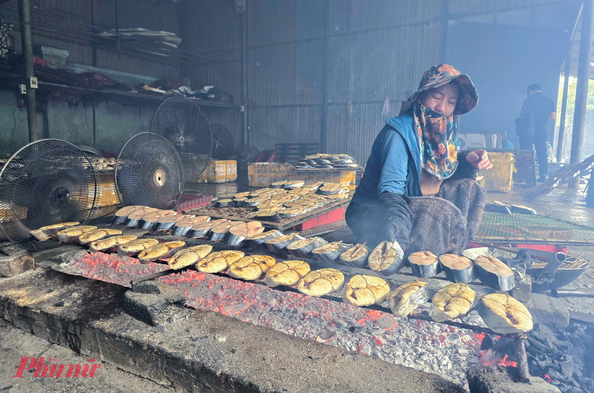 “Cá thu nướng có thể kho với nước mắm, mật, sốt cà chua hoặc rã đông, nướng sơ, rán lại khi sử dụng nên dịp này bán rất chạy. Sản phẩm được thương lái phân phối đến các chợ trong tỉnh và phục vụ du khách mua làm quà” - chị Hằng nói. 