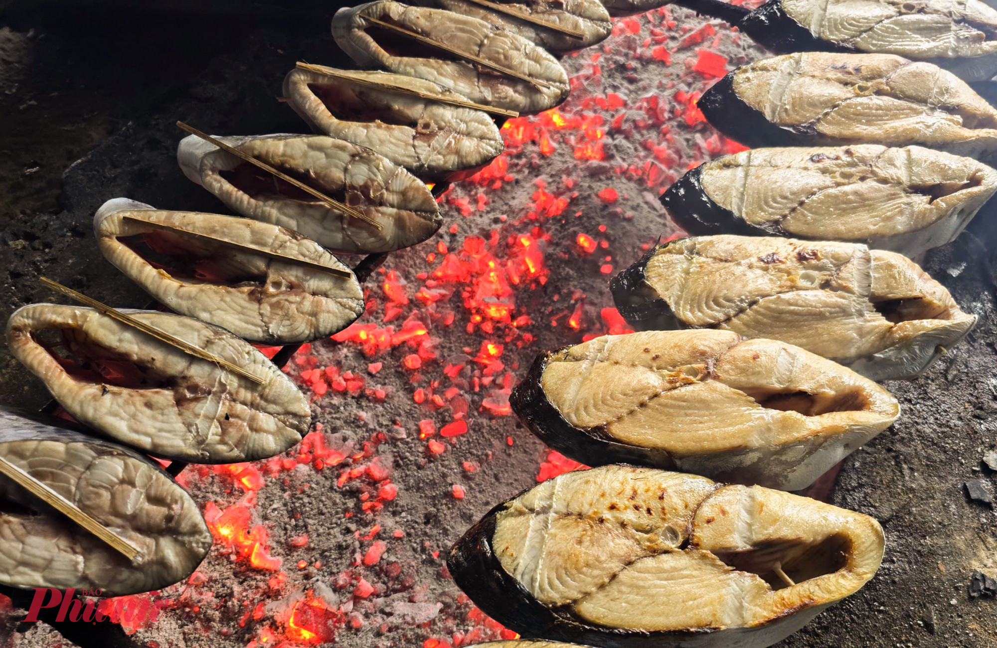 Mỗi cơ sở nướng cá rộng khoảng 100-200m2, bên trong bố trí bếp, quạt điện và nhiều giá đỡ để đặt các mẻ cá. Dịp tết, các cơ sở đều thuê thêm 3-4 lao động để kịp đơn hàng. Chị Nguyễn Thị Luyến (48 tuổi, thợ nướng cá ở Cửa Lò) - cho biết mỗi mẻ mất 5-10 phút, người nướng phải điều chỉnh lửa, lật đều tay. Cá đạt chuẩn khi bên ngoài ngả vàng, dậy mùi thơm, bên trong thịt dẻo, ăn ngọt và béo.