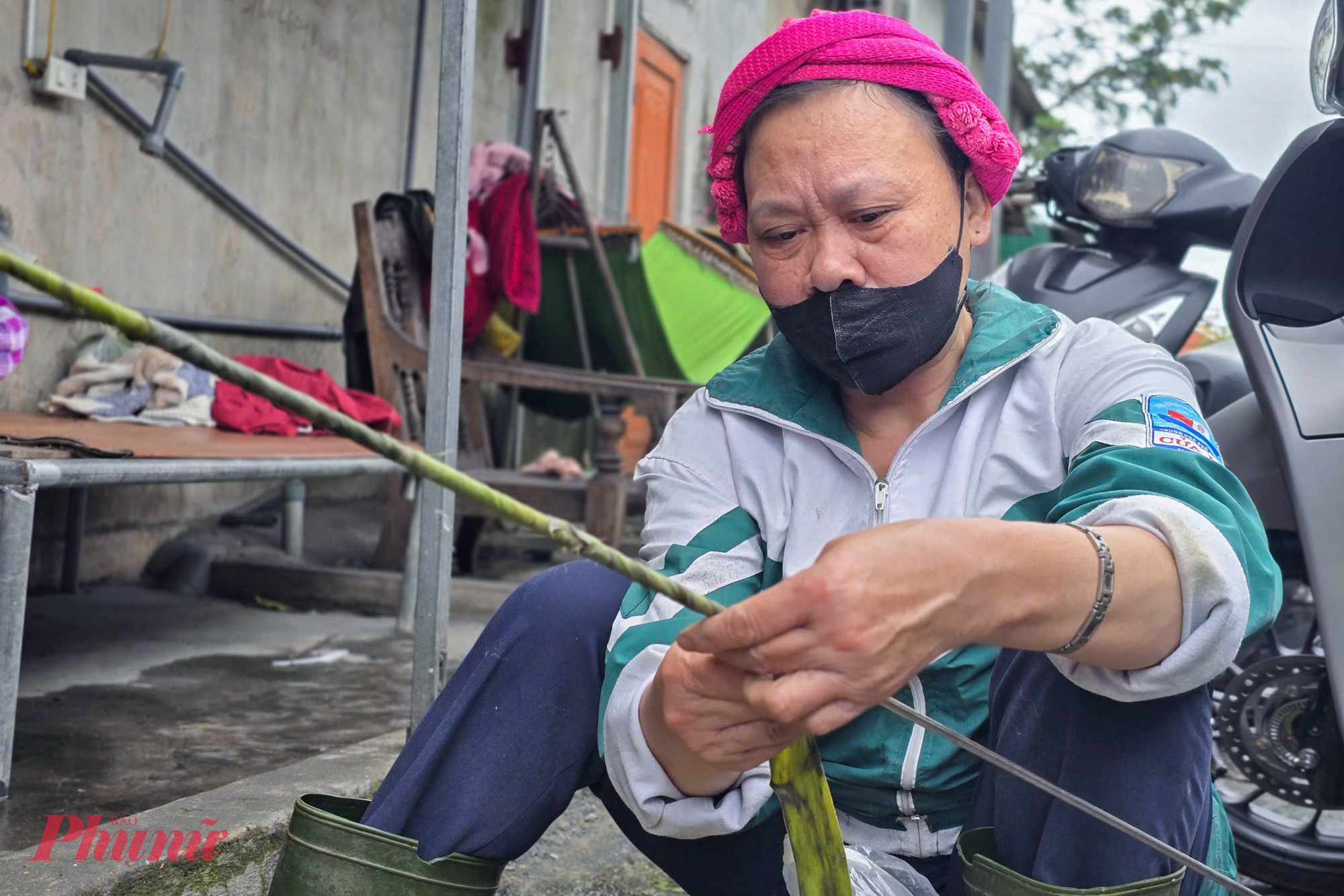 Bếp nướng cá được bố trí các thanh sắt tròn dài hơn 2m để tạo thành giá đỡ. Trước khi nướng, thợ quấn lá chuối quanh que sắt rồi mới đặt cá lên, vừa bảo đảm vệ sinh, vừa tránh cá dính vào kim loại.