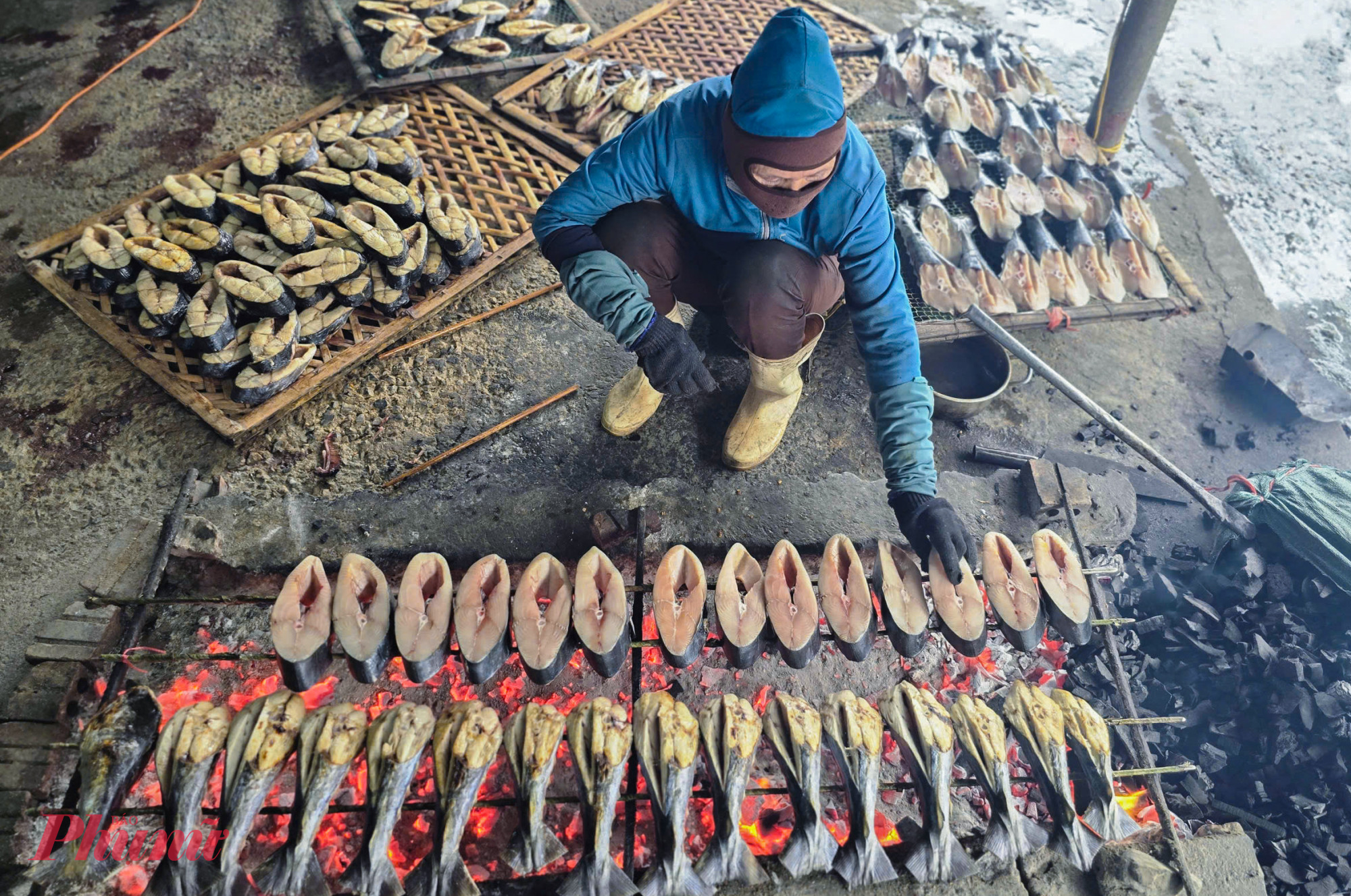 Cá thu nướng vốn là đặc sản của vùng đất Cửa Lò. Người dân nơi đây cũng chẳng nhớ nổi nghề nướng cá đã có từ bao giờ, họ chỉ biết đây là nghề cha truyền con nối từ bao thế hệ. Chị Nguyễn Thị Hằng (44 tuổi, trú khối Thành Công, phường Cửa Lò) cho biết, trong các loại hải sản, cá thu có giá trị kinh tế cao nhất, trở thành mặt hàng chủ lực của nhiều hộ chế biến ở phường Cửa Lò mỗi dịp tết. 