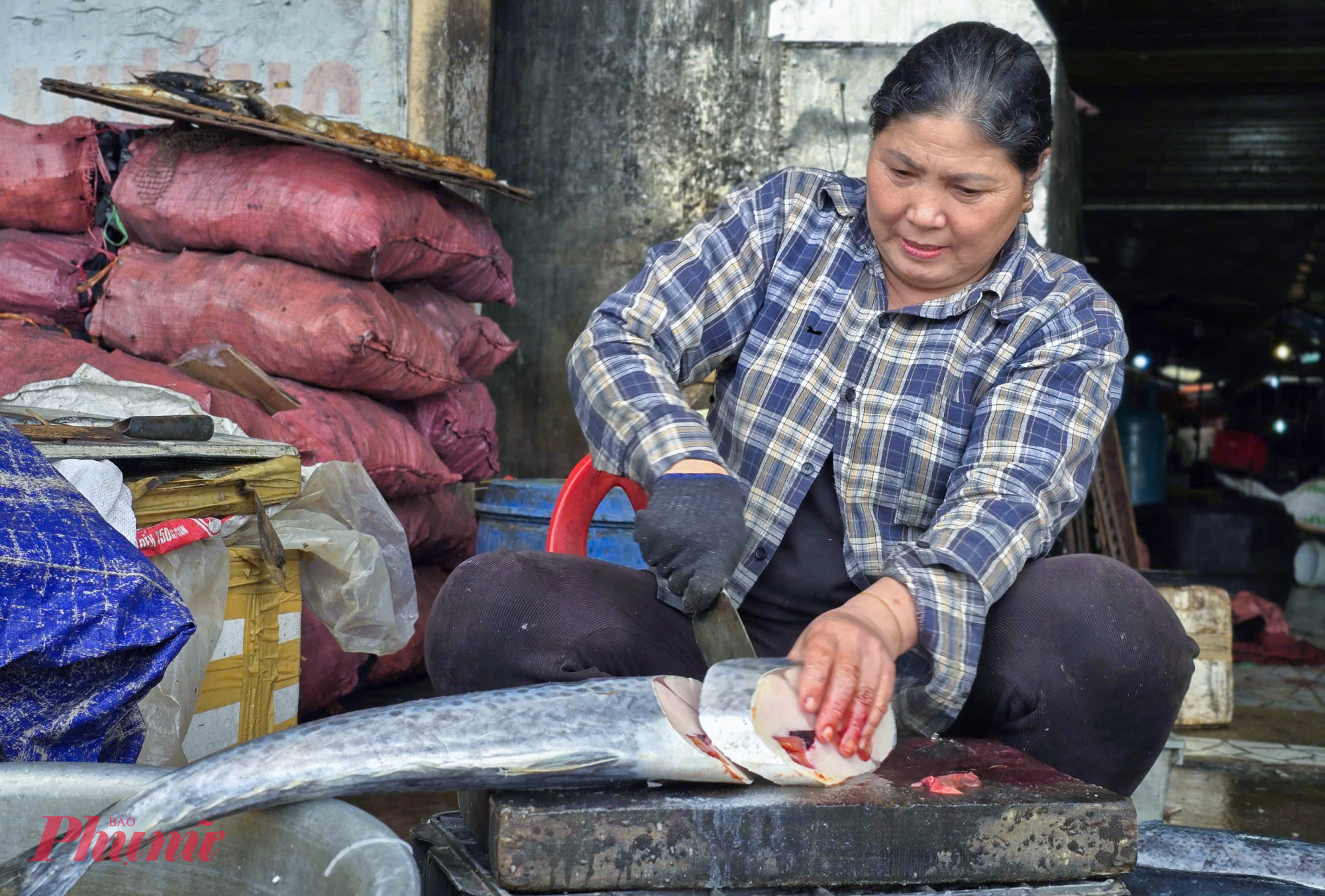 Tháng Chạp được xem là vụ nướng cá lớn nhất năm ở các làng nướng cá xứ Nghệ. Bà Nguyễn Thị Loan (trú phường Cửa Lò, tỉnh Nghệ An) cho biết, dịp này họ thường dậy từ rạng sáng, túc trực tại bến cá Nghi Thủy để mua cá biển về nướng, bán kiếm lời. Các loại cá sau khi mua về từ bến được đưa lên thớt hoặc dùng máy cắt khúc trước khi nướng.