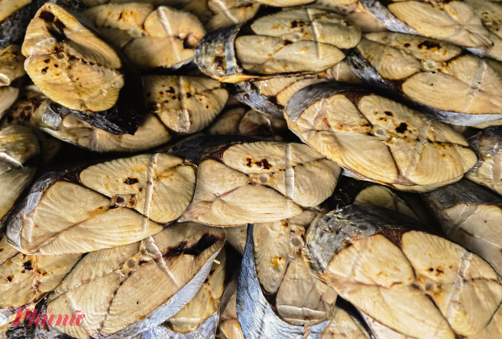 Nếu như ngày thường chị Hằng nướng 200kg cá các loại, nay cũng tăng lên 700-800kg. Giá cá thu nướng cũng tăng nhẹ, lên 240.000 đồng/kg.