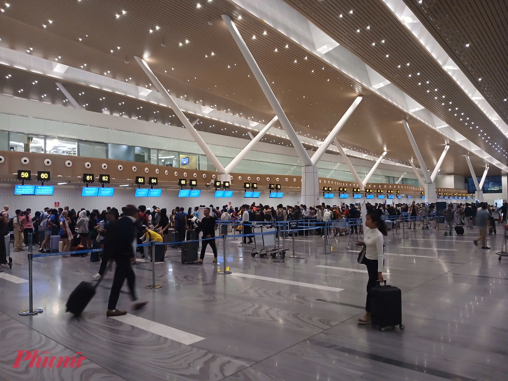 Hành khách xếp hàng dài chờ làm thủ tục tại nhà ga T3.