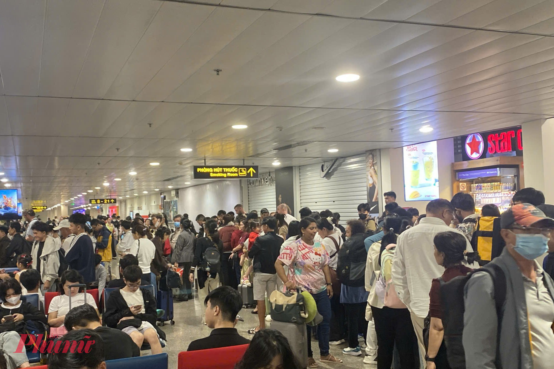 Trong sảnh chờ của nhà ga T1, hầu hết các hàng ghế đều kín chỗ.