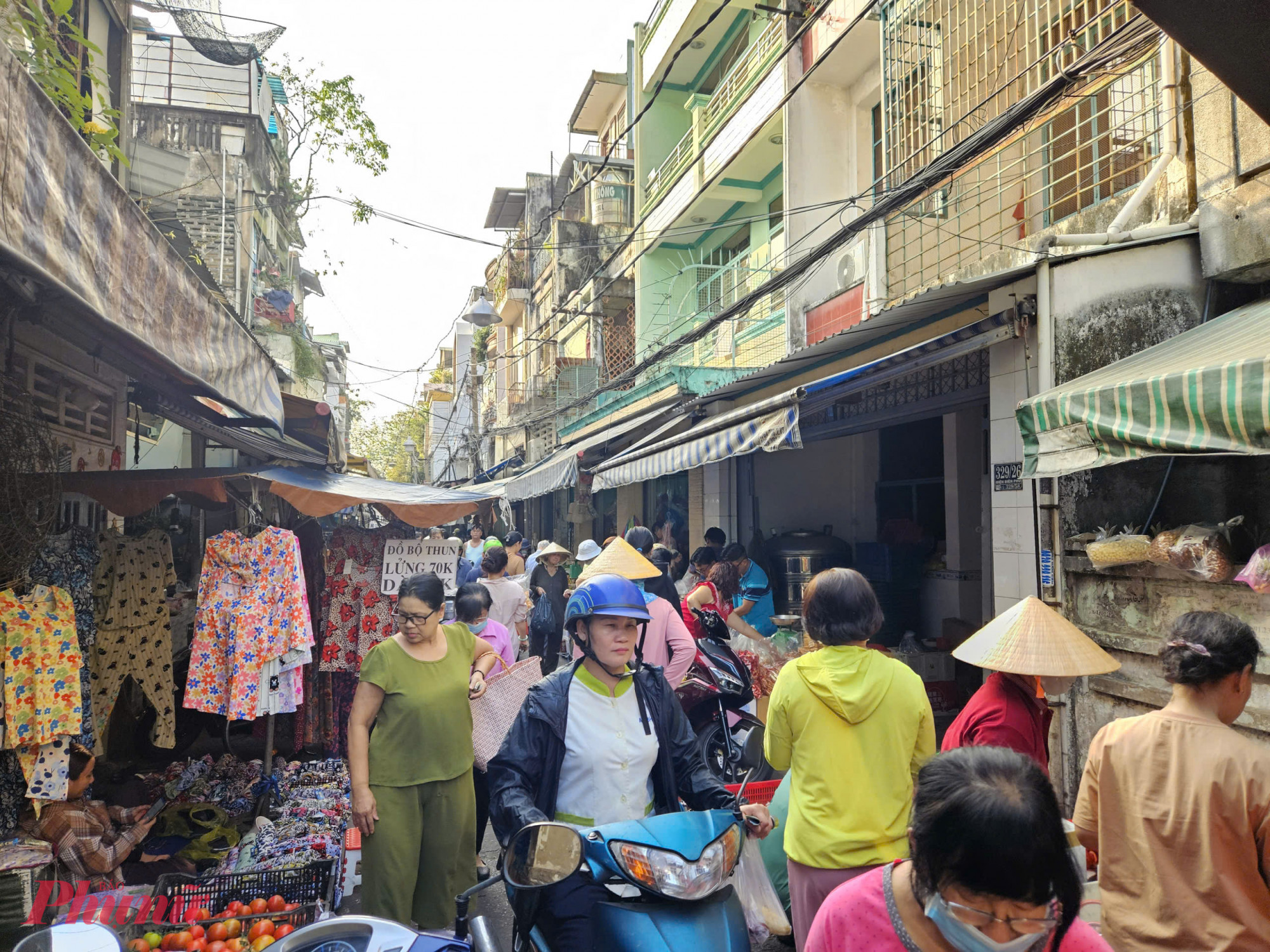 Tại chợ Vườn chuối (phường Bàn Cờ), lượng khách mua sắm đông nghịt từ sáng sớm