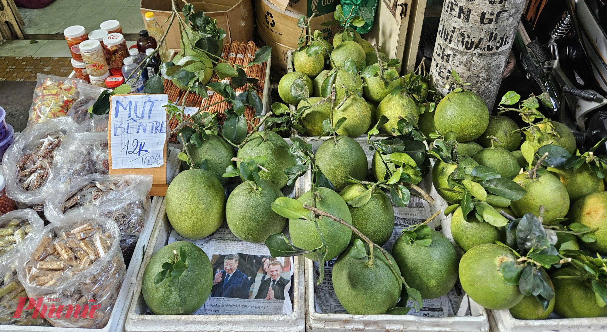 Bưởi da xanh là mặt hàng được nhiều người mua, giá bưởi dao động từ 50.000-60.000 đồng/kg