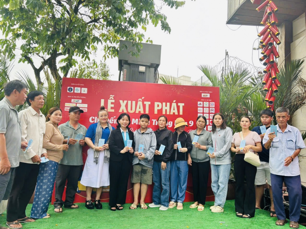 Bà Huỳnh Thị Thúy Phương – Phó chủ tịch Hội LHPN TPHCM trao quà tết đến người dân tham gia chương trình