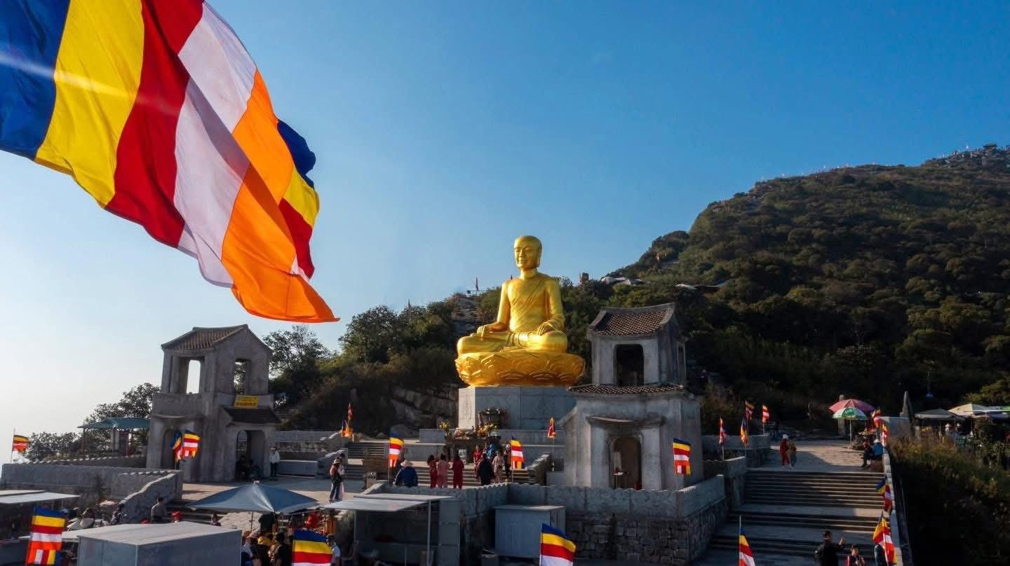 Yên Tử (Quảng Ninh) là điểm hành hương linh thiêng, nơi nhiều người tìm về cầu bình an và hướng tâm tĩnh lặng đầu năm.