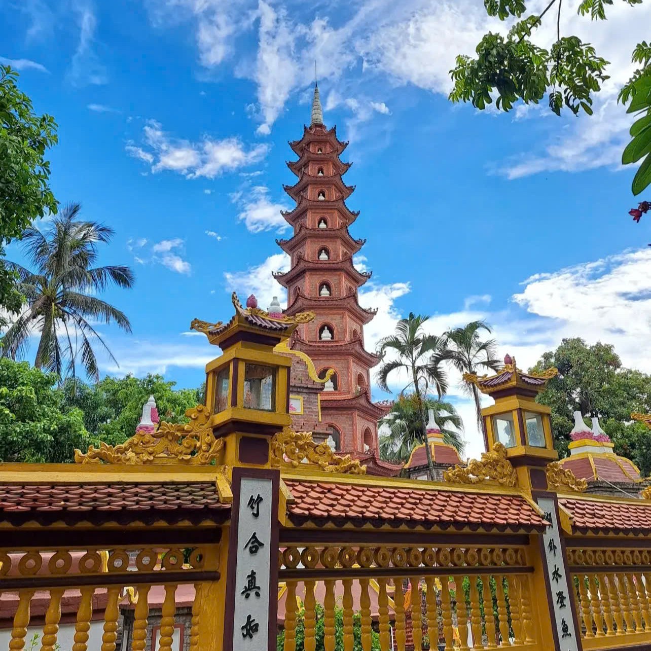 Chùa Trấn Quốc nằm bên Hồ Tây, thu hút đông đảo người dân và du khách đến lễ Phật, cầu an trong những ngày đầu năm mới.